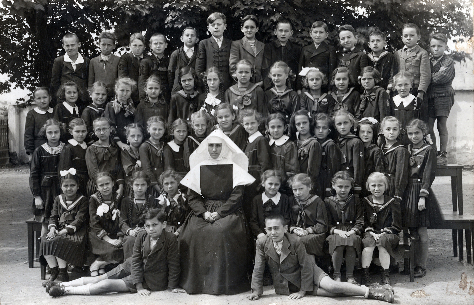 Romania,Transylvania, Cluj-Napoca, iskolások csoportképe., 1942, Keresztesy Róbert, class photo, nun, Fortepan #272621