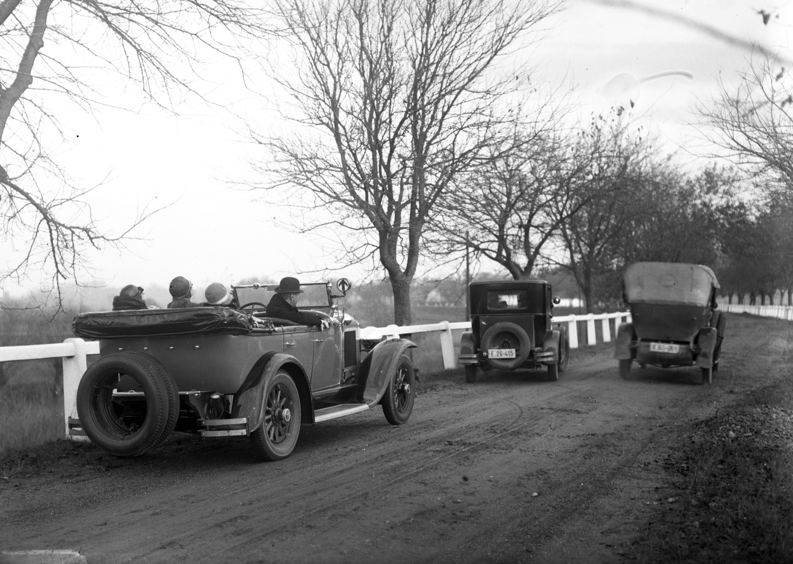 Hungary, balra egy Buick, előtte egy Minerva és ettől jobbra egy Laurin-Klement típusú személygépjármű az országúton., 1927, Kozma Endre, Buick-brand, Laurin&Klement-brand, Minerva-brand, Fortepan #272636