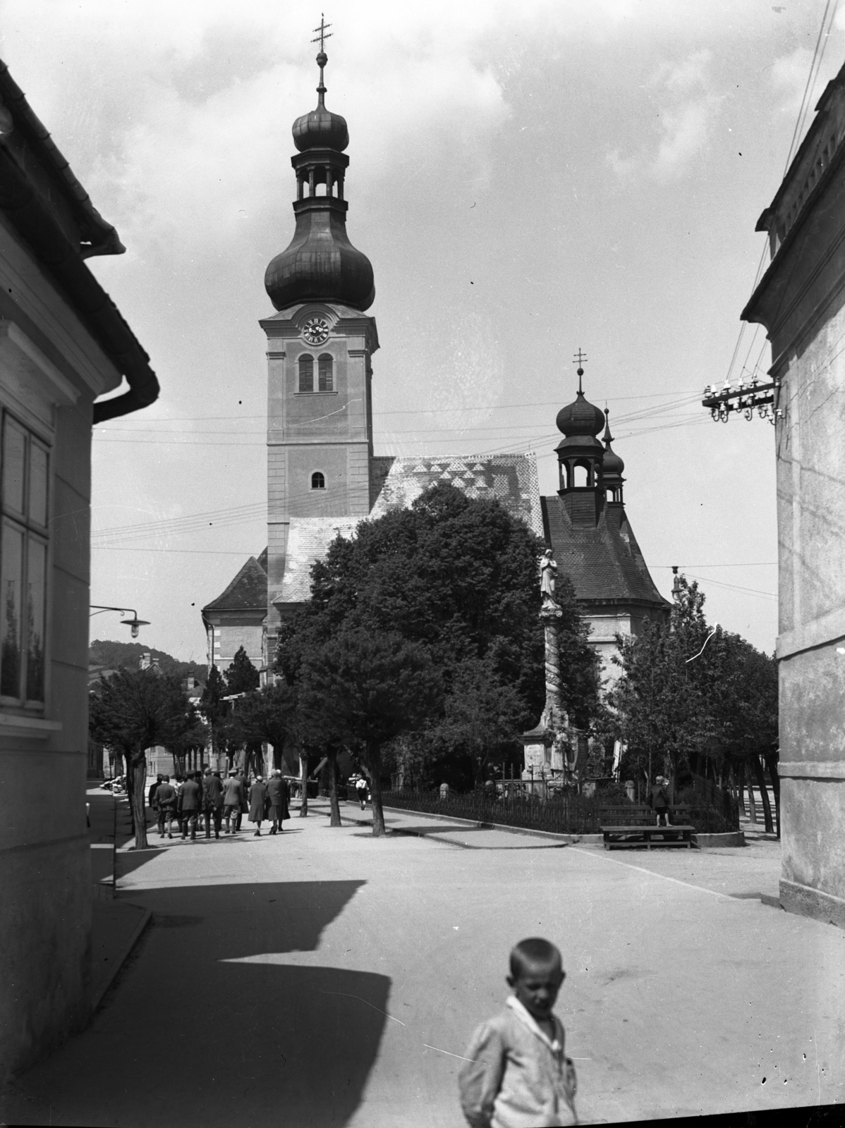 Hungary, Kőszeg, Jurisics (Városház) tér, előtérben a Mária szobor, mögötte a Szent Imre-templom és a Szent Jakab-templom., 1924, Kozma Endre, street view, walk, boy, Fortepan #272647