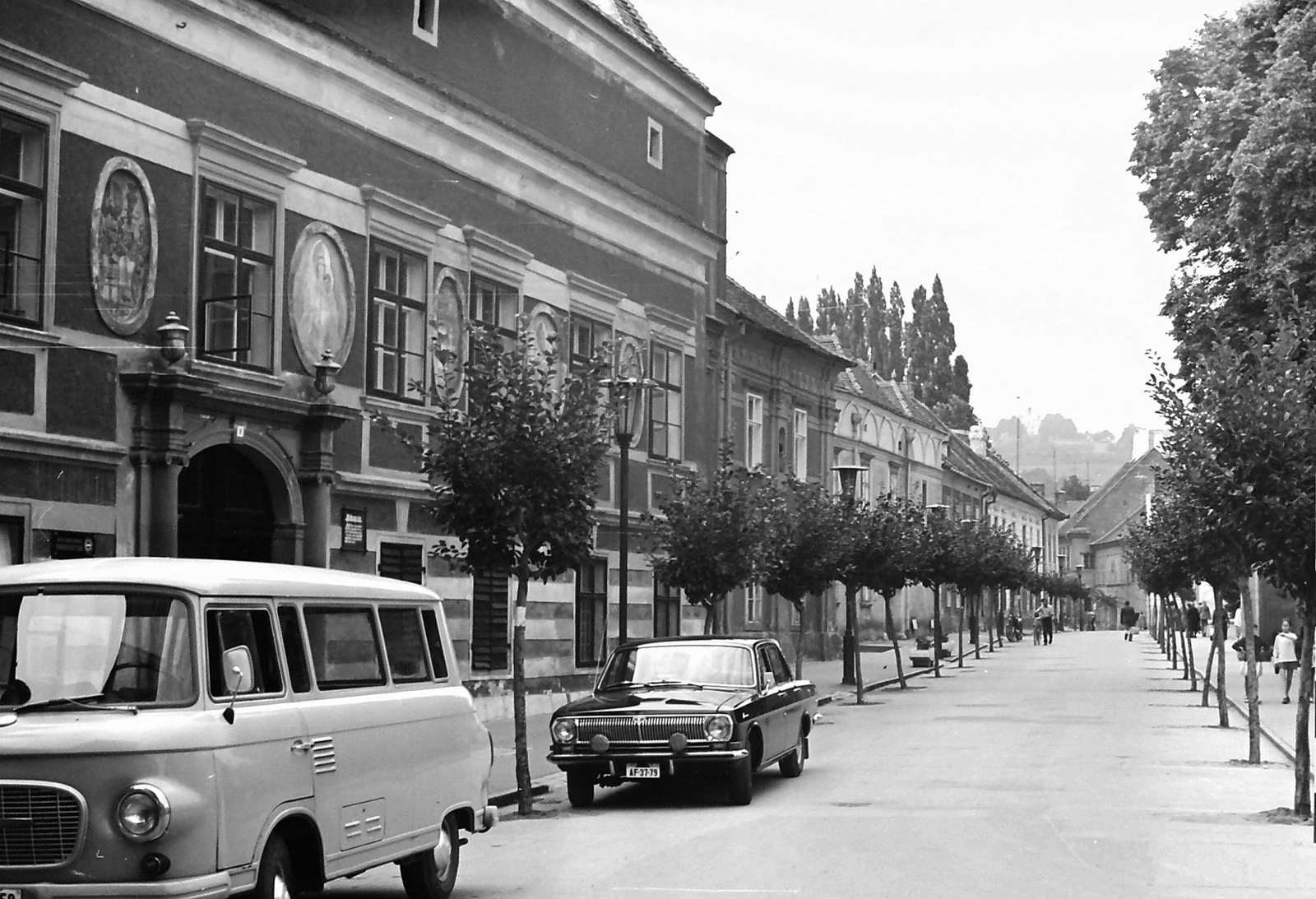 Magyarország, Kőszeg, Jurisics tér, balra a Városháza., 1975, Miskolczi Zsuzsa, Barkas-márka, várnegyed, rendszám, GAZ 24 Volga, Fortepan #272667