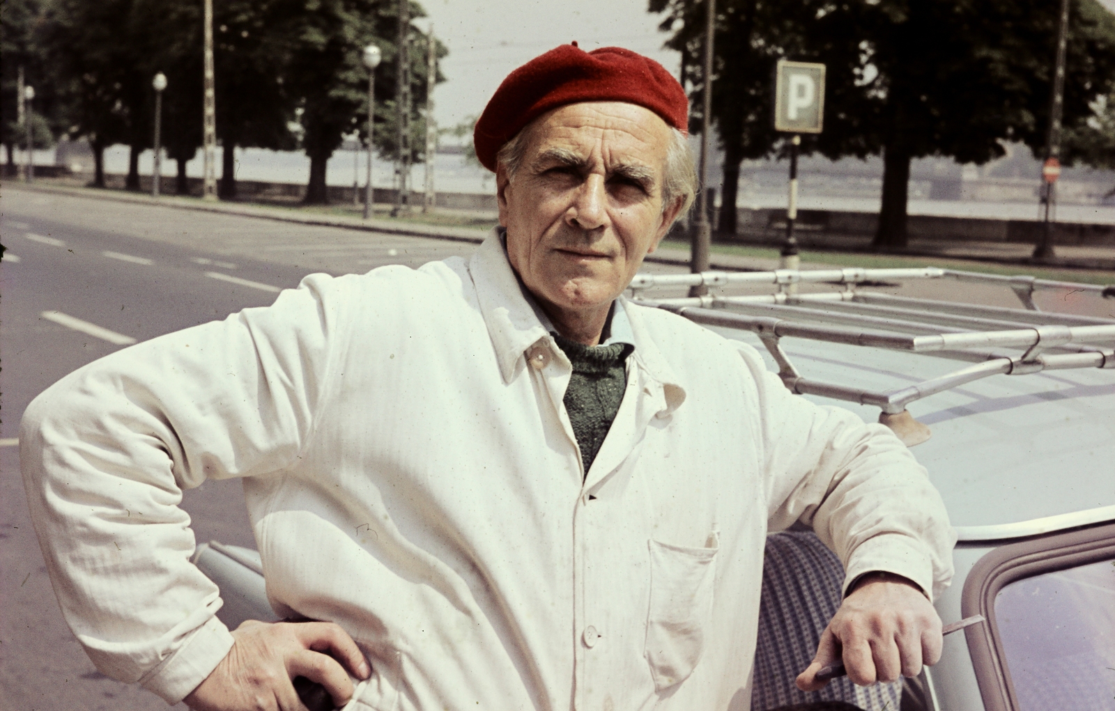 Magyarország, Budapest I., Ybl Miklós tér a Várkert Bazár műtermei előtt. Palotai Gyula szobrászművész., 1964, Zimre Zsuzsa, Budapest, színes, férfi, híres ember, Fortepan #272675