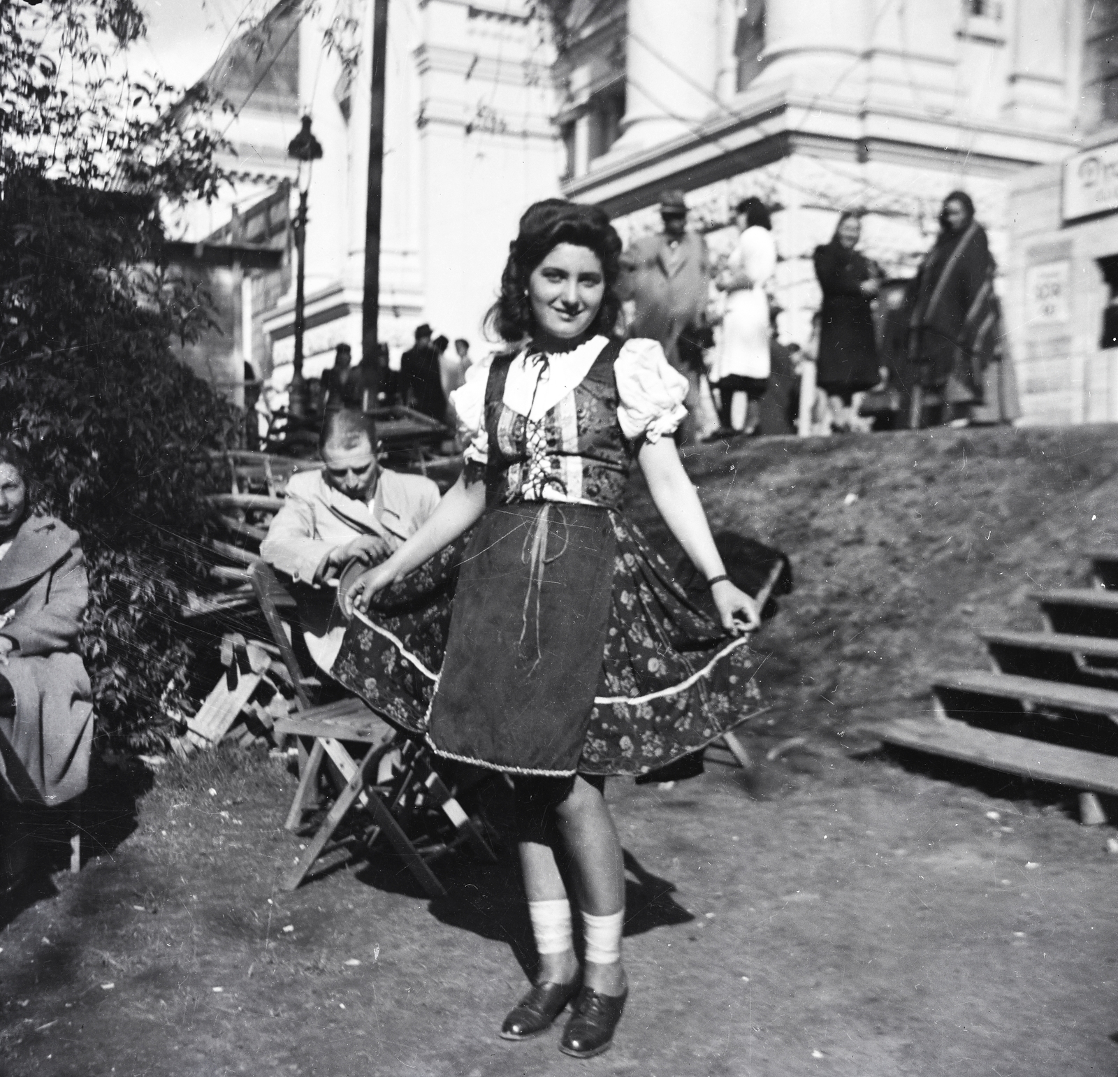 Hungary, Budapest XIV., a felvétel az Iparcsarnok előtt, Gidófalvi Csiszér Gusztáv Csárdájánál készült., 1940, Zimre Zsuzsa, folk costume, Budapest, Fortepan #272678