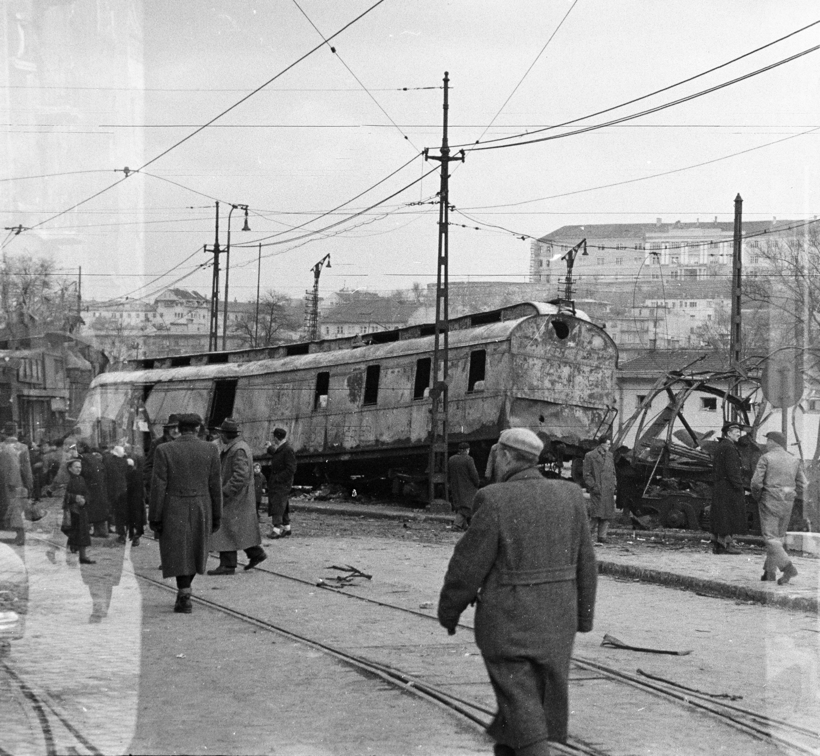 Hungary, Budapest XII.,Budapest I., Alkotás utca, a Déli pályaudvarról kitolt, az 1956-os forradalom alatt barikádnak használt vasúti kocsik. Jobbra fenn a Várban a Hadtörténeti Múzeum épülete., 1956, Papp Dezső, wreck, photo aspect ratio: square, coach, Budapest, Fortepan #272686