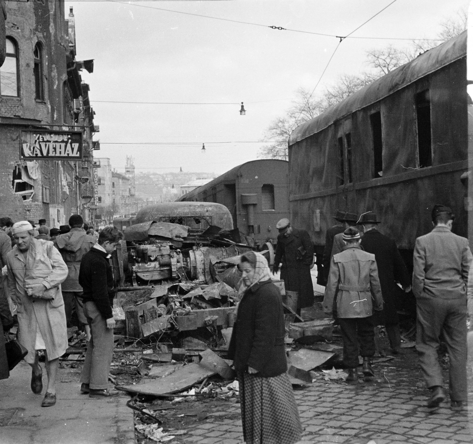 Hungary, Budapest XII., Alkotás utca, járműroncs a Schwartzer Ferenc utca torkolatánál a Déli pályaudvarról kitolt, az 1956-os forradalom alatt barikádnak használt vasúti kocsik mellett., 1956, Papp Dezső, wreck, photo aspect ratio: square, Budapest, pedestrian, sign-board, Fortepan #272691