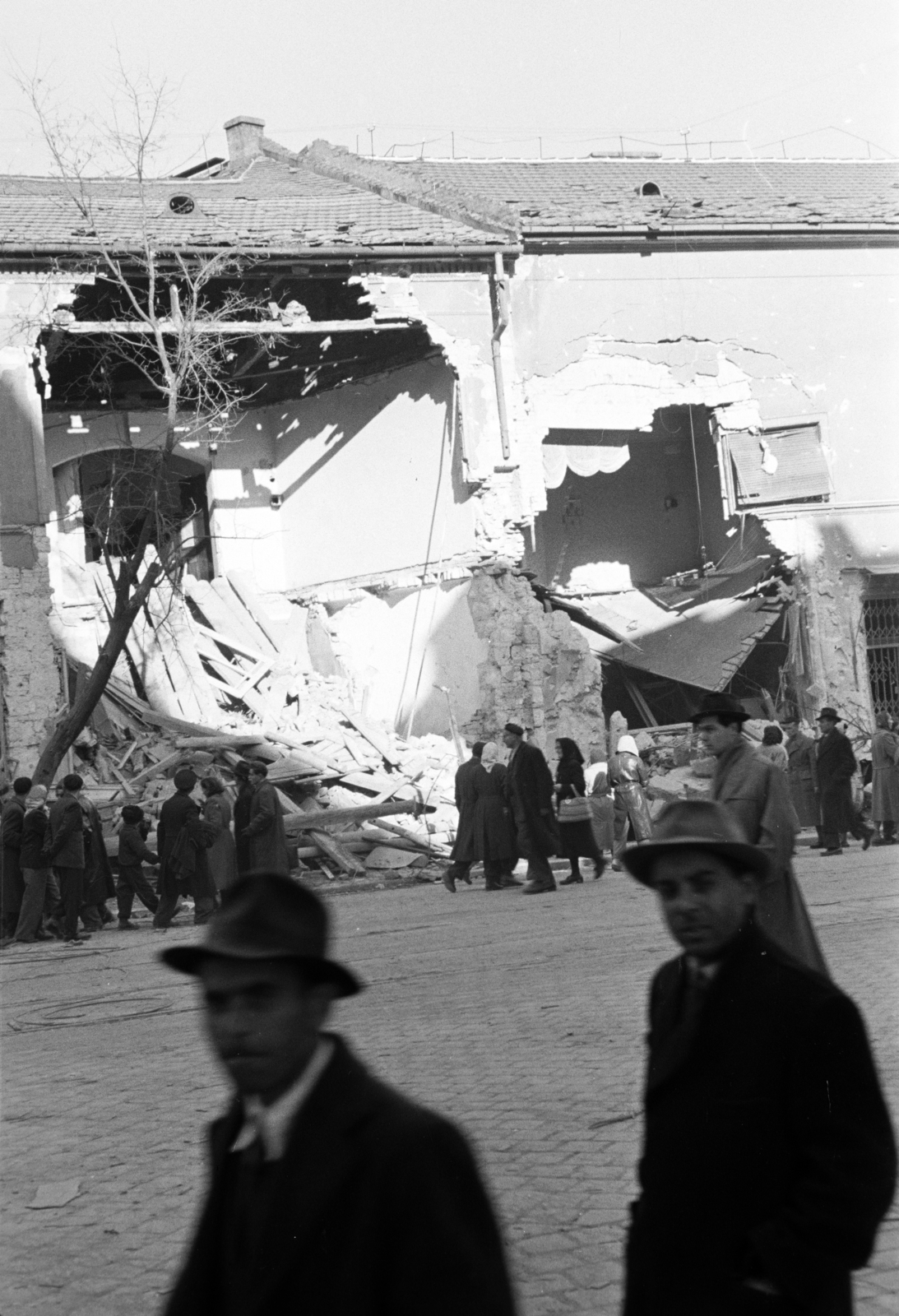 Hungary, Budapest VIII., Üllői út, szemben az 56. számú romos épület., 1956, Papp Dezső, damaged building, Budapest, pedestrian, Fortepan #272692
