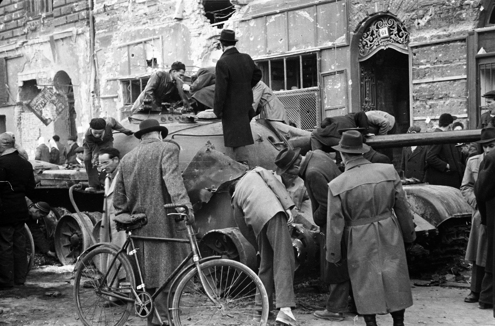 Hungary, Budapest IX., Üllői út, kilőtt szovjet T-54-es harckocsi a 61-es számú ház előtt., 1956, Papp Dezső, tank, curiosity, men, Budapest, bicycle, Fortepan #272693