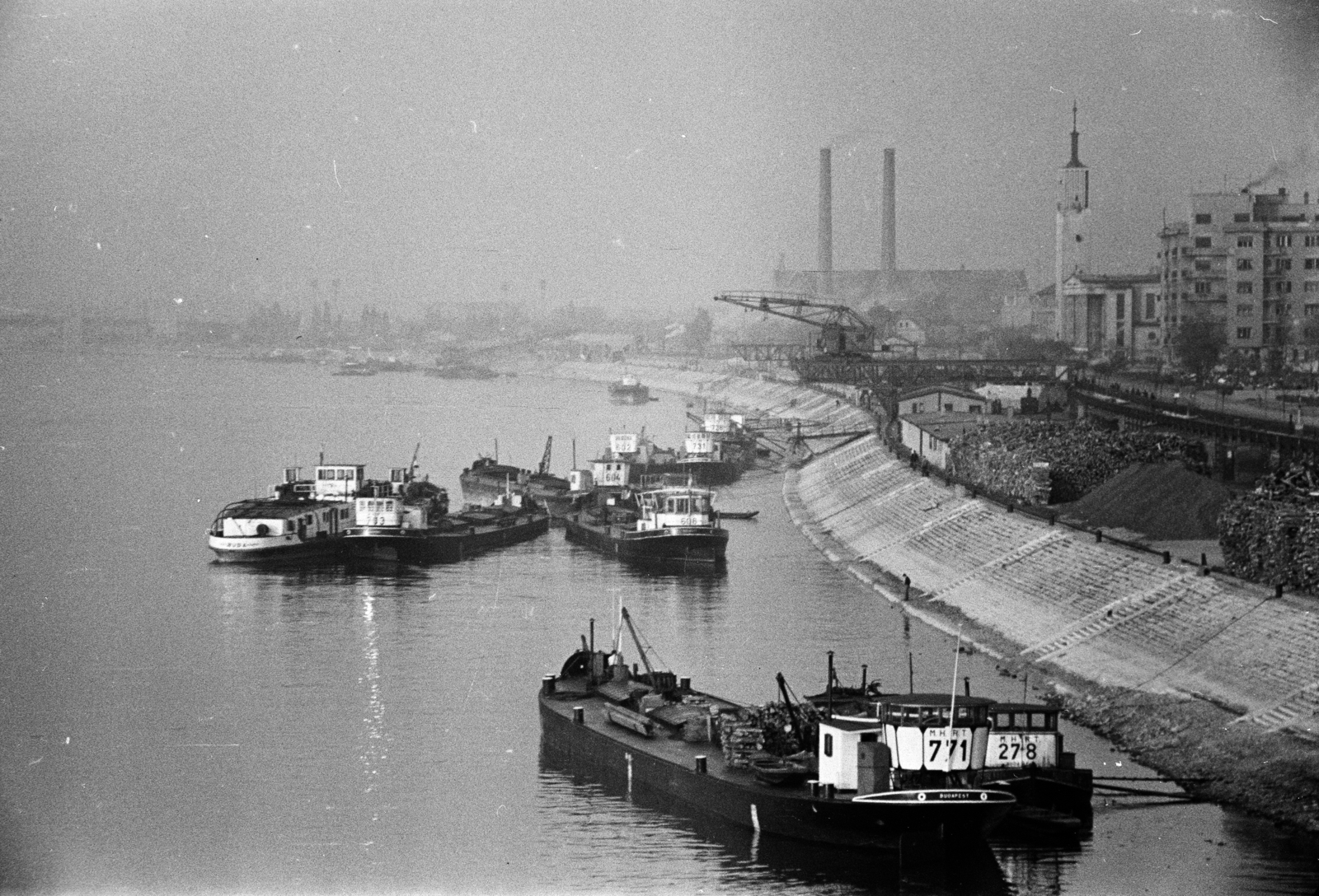 Hungary, Budapest XIII., Újpesti rakpart a Margit hídról nézve, jobbra a Pozsonyi úti református templom, a portáldaru mögött a Révész utca erőmű látható., 1956, Papp Dezső, Budapest, ship, crane, shore, barge, church, Fortepan #272698