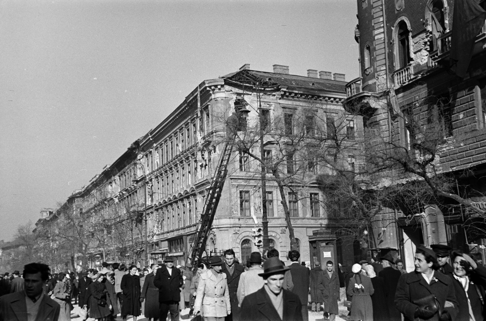 Hungary, Budapest VIII., József körút, szemben a Baross utca sarok., 1956, Papp Dezső, pedestrian, street lamp, ladder, Budapest, Fortepan #272702