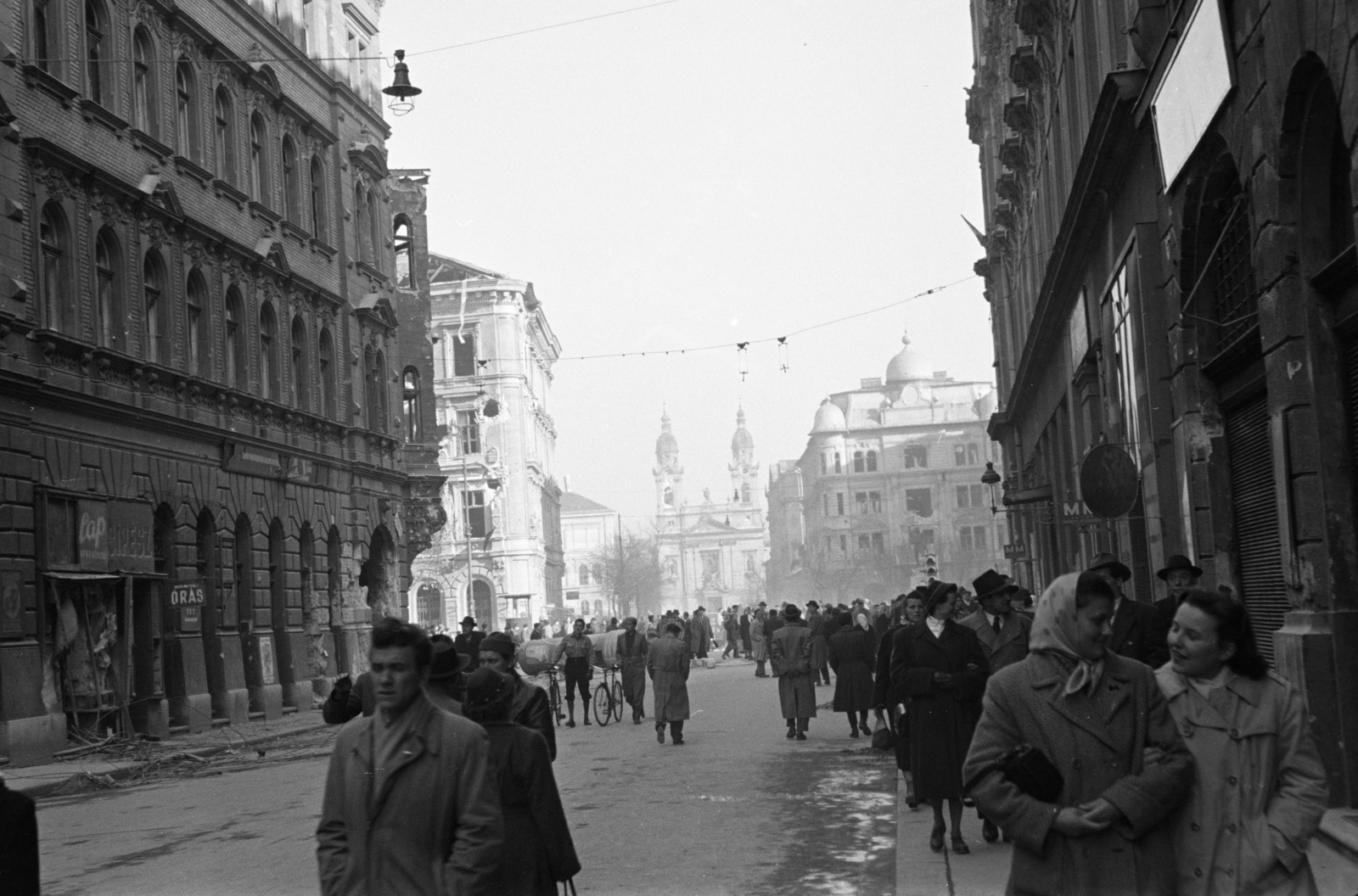 Hungary, Budapest VIII., Baross utca a József körút kereszteződése előtt a Harminckettesek tere felé nézve., 1956, Papp Dezső, street view, sign-board, church, shoemaker, clockmaker, Budapest, Fortepan #272704