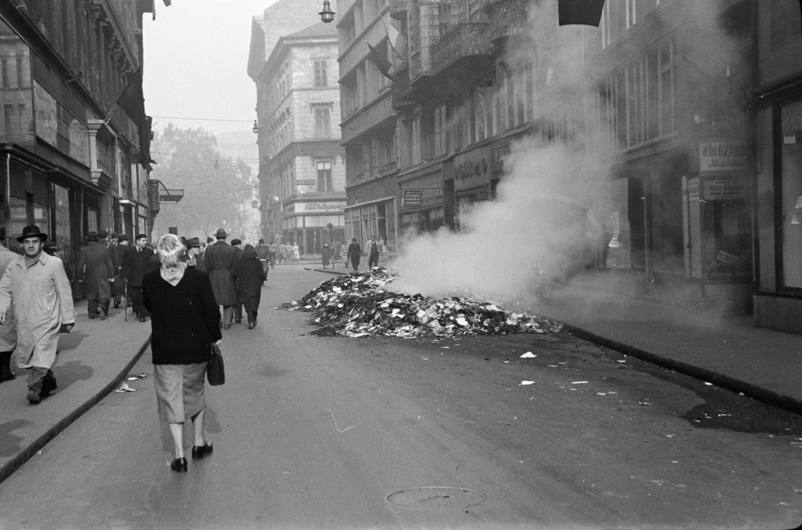 Hungary, Budapest V., Váci utca, elégetett könyvek a 10. szám alatti Horizont szovjet könyv és zeneműbolt előtt., 1956, Papp Dezső, street view, smoke, paper, Budapest, revolution, Fortepan #272709