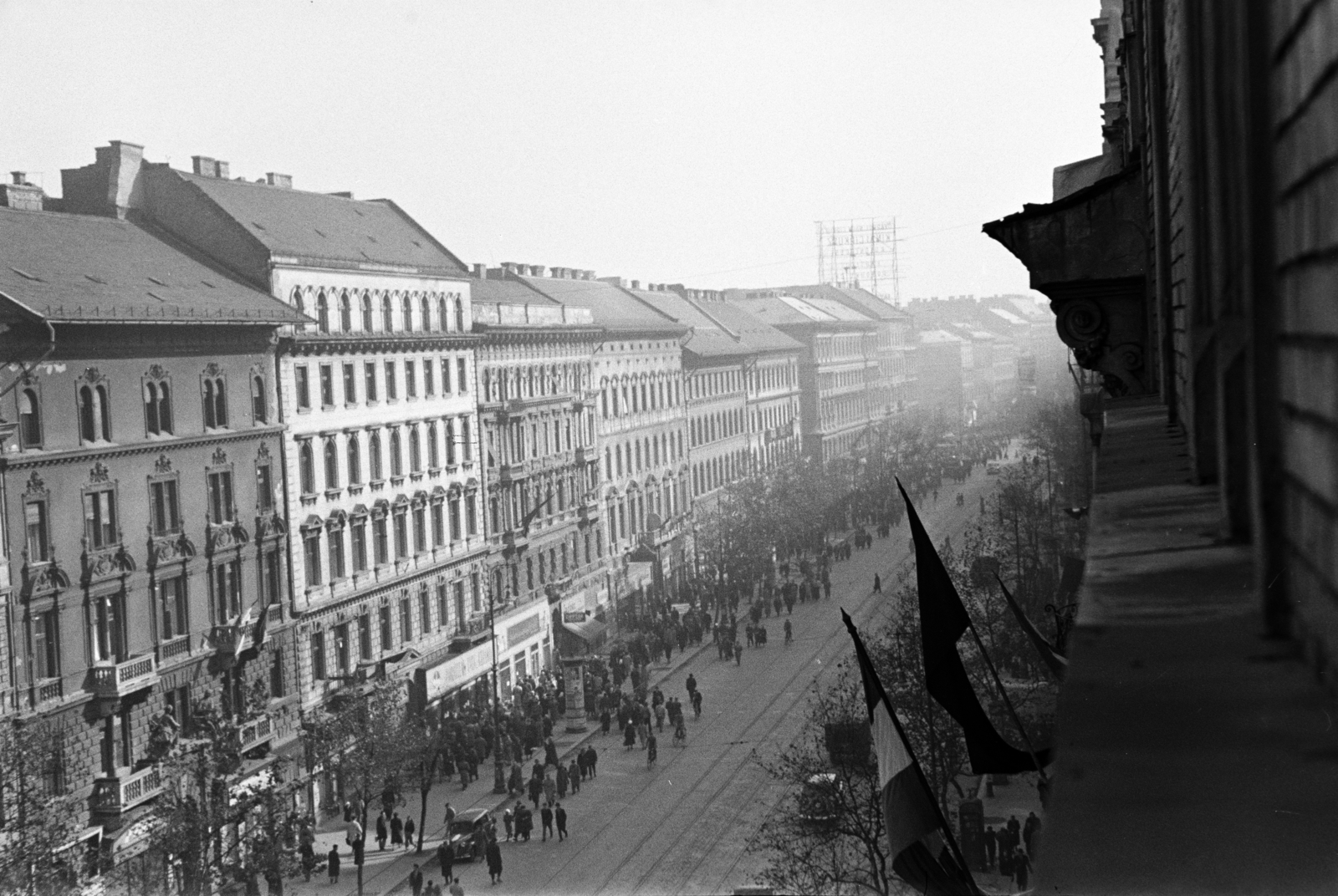 Magyarország, Budapest VI., kilátás a Teréz körút 40. (Lenin körút 98.) III. emeletéről az Oktogon (November 7. tér) felé., 1956, Papp Dezső, utcakép, madártávlat, Budapest, forradalom, Fortepan #272711