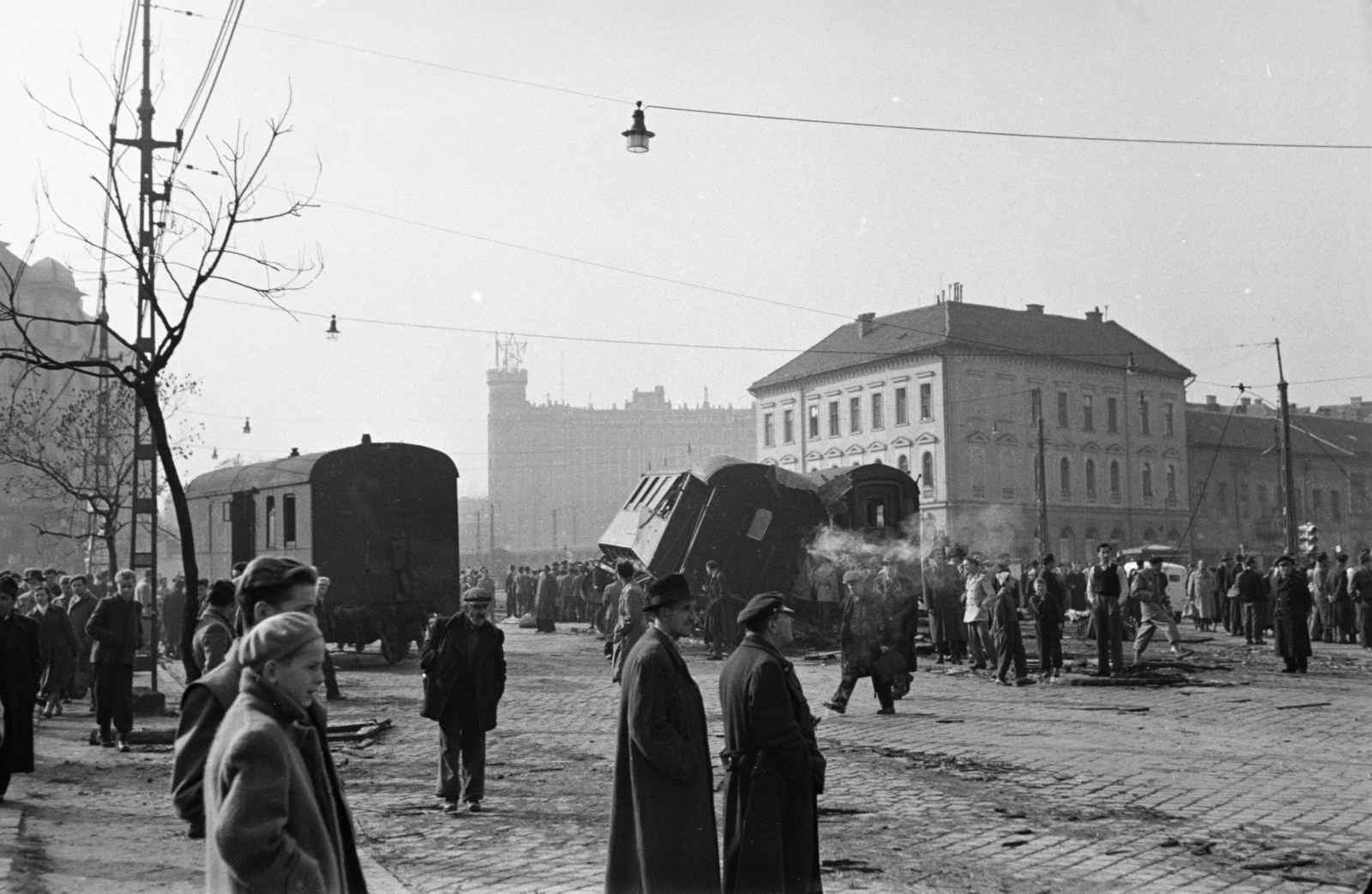 Hungary, Budapest I.,Budapest II., Széna tér a Széll Kálmán (Moszkva) tér felé nézve, jobbra a Retek utca torkolata., 1956, Papp Dezső, barricade, Budapest, revolution, Fortepan #272712