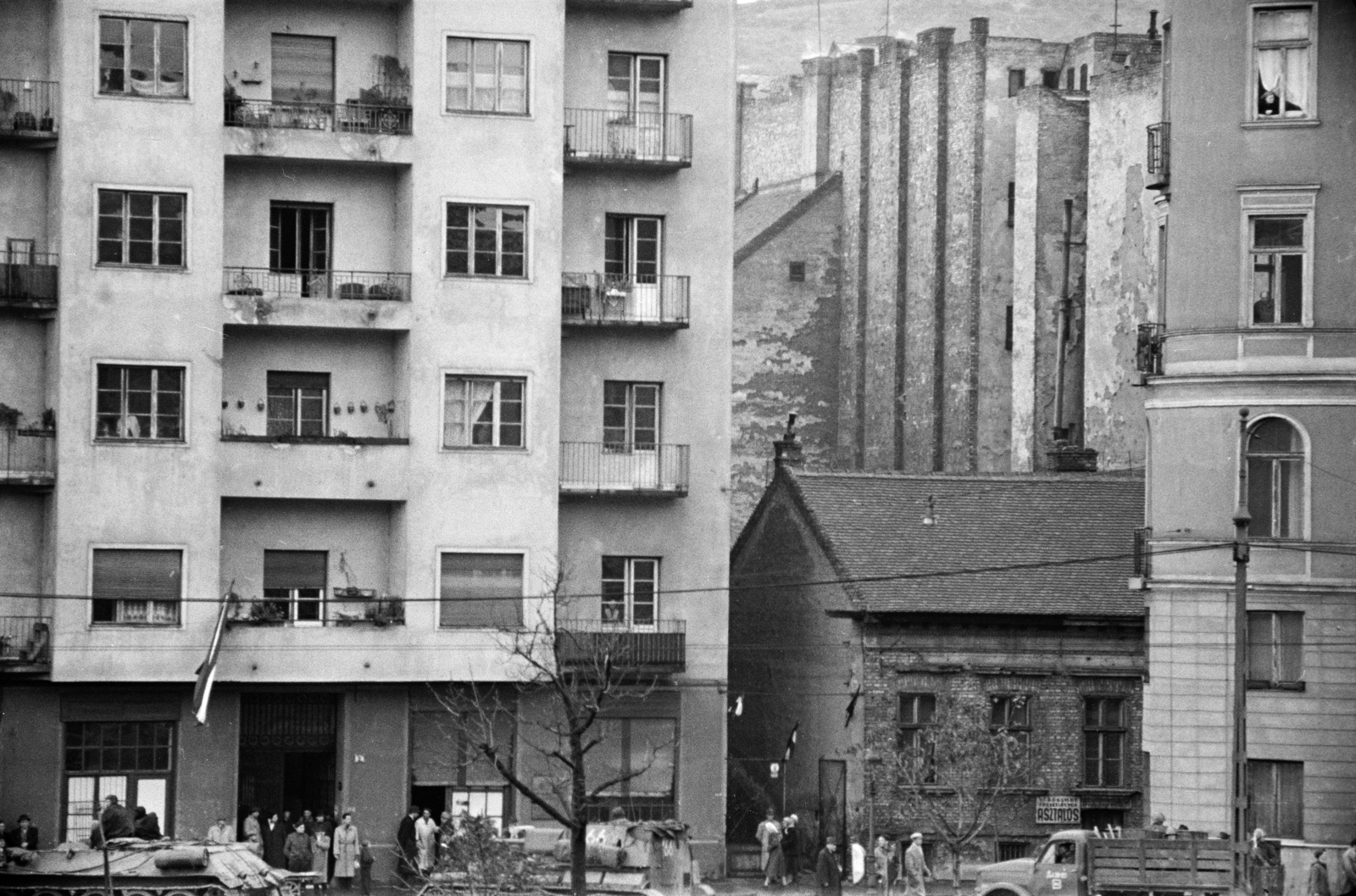 Magyarország, Budapest XII., Krisztina körút, szovjet katonai konvoj a Hajnóczy József utca torkolatánál., 1956, Papp Dezső, tűzfal, harckocsi, teherautó, asztalos, bérház, Budapest, T-34 tank, SZU-76 rohamlöveg, forradalom, Fortepan #272716