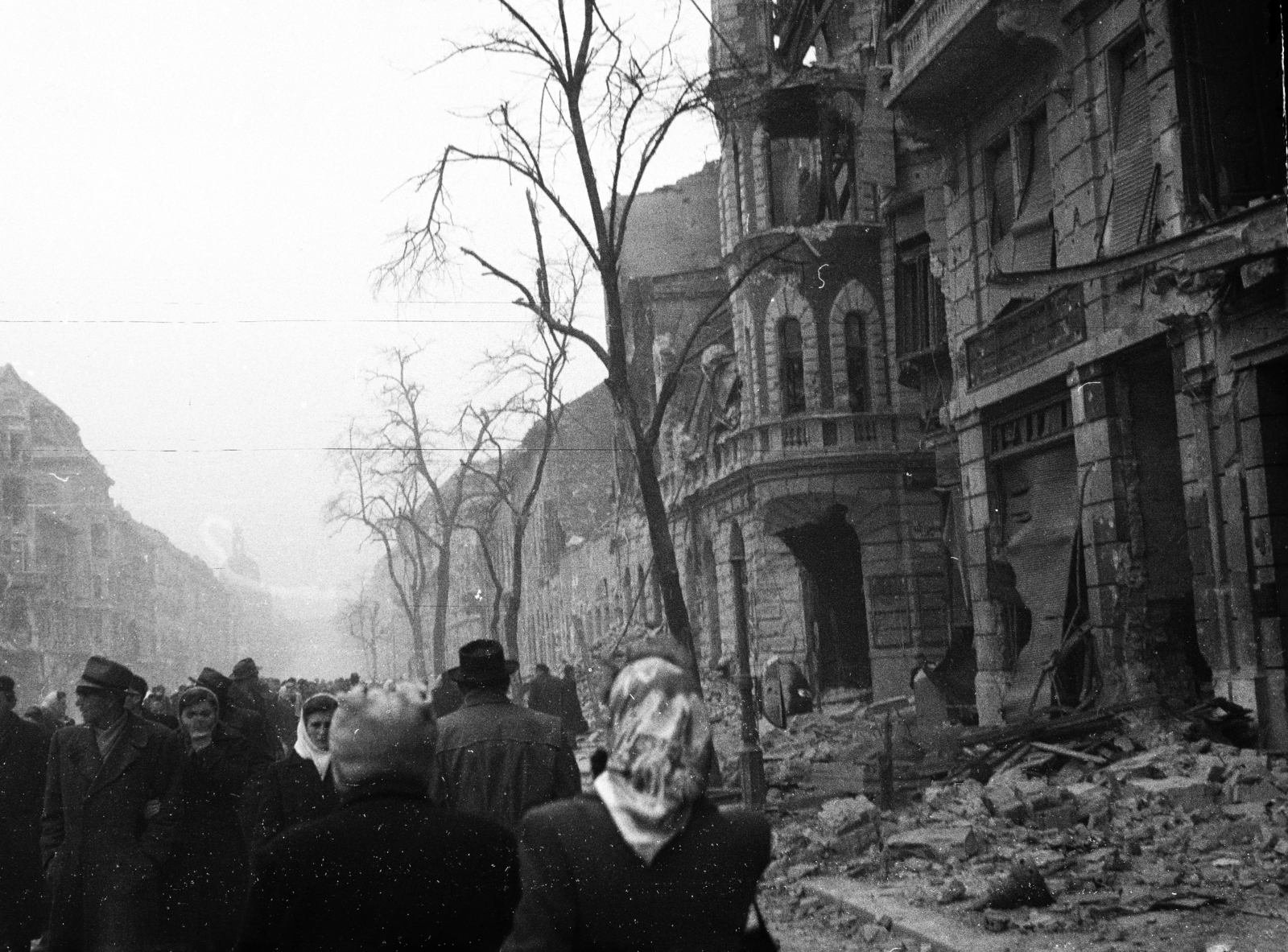 Hungary, Budapest VIII.,Budapest IX., Üllői út, jobbra a Nagy Templom utca torkolata, távolban az Iparművészeti Múzeum sziluettje látható., 1956, Papp Dezső, damaged building, Budapest, revolution, Fortepan #272717