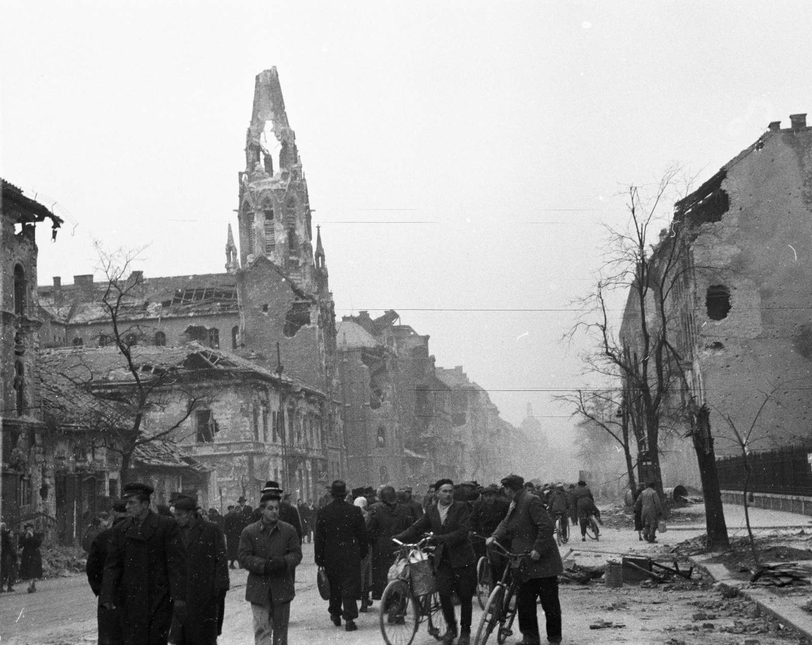 Magyarország, Budapest VIII.,Budapest IX., Üllői út, szemben a Viola utca - Bokréta utca közötti romos házsor, középen az Örökimádás templom látható. A felvétel a jobbra láthatóBókay utca torkolatának közelében készült., 1956, Papp Dezső, utcakép, épületkár, templom, Budapest, forradalom, Fortepan #272718