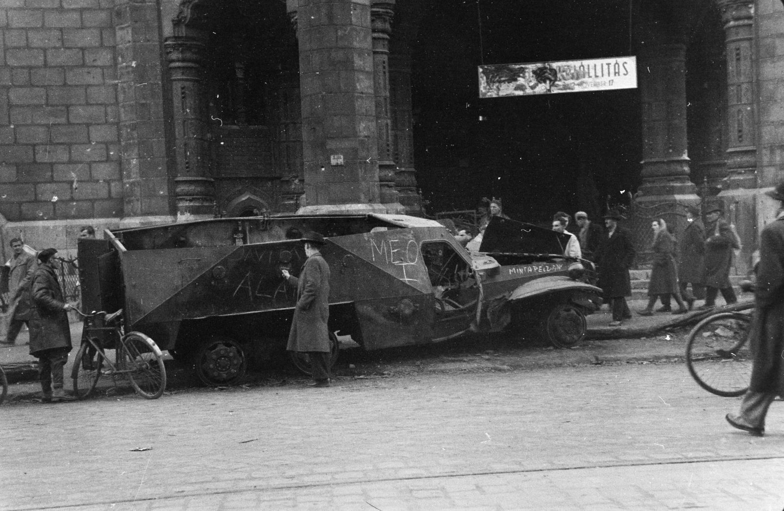 Hungary, Budapest IX., Üllői út, az Iparművészeti Múzeum főbejárata előtt egy kiégett szovjet BTR-152 páncélozott lövészszállító jármű.., 1956, Papp Dezső, bicycle, wreck, label, main entrance, exhibition, museum, Budapest, revolution, Fortepan #272725