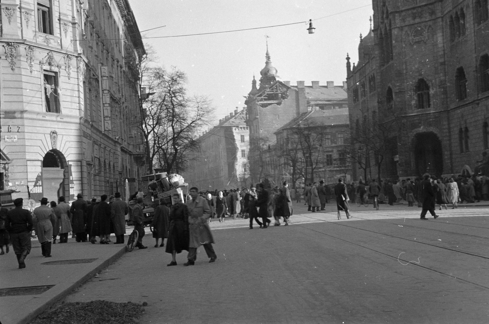 Hungary, Budapest VIII.,Budapest IX., Üllői út, balra a Mária utca torkolata, jobbra az Iparművészeti Múzeum. Távolabb a Ferenc körút sarkán a Kilián laktanya., 1956, Papp Dezső, street view, street name sign, intersection, museum, moving, furniture, Budapest, revolution, Fortepan #272726