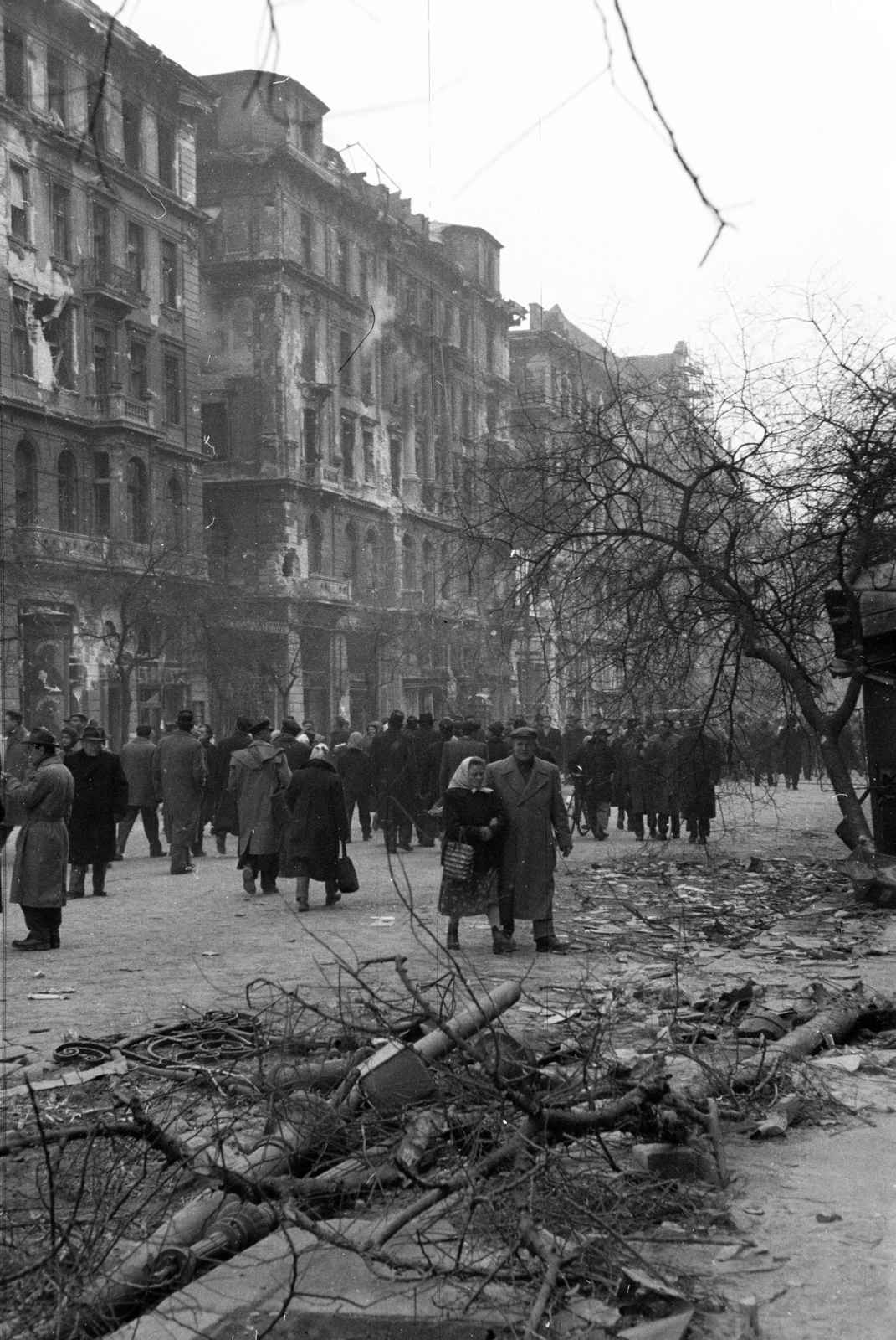 Hungary, Budapest VII., Erzsébet (Lenin) körút a Király (Majakovszkij) utca közelében, szemben a romos Royal szálló., 1956, Papp Dezső, street view, damaged building, Budapest, Fortepan #272730