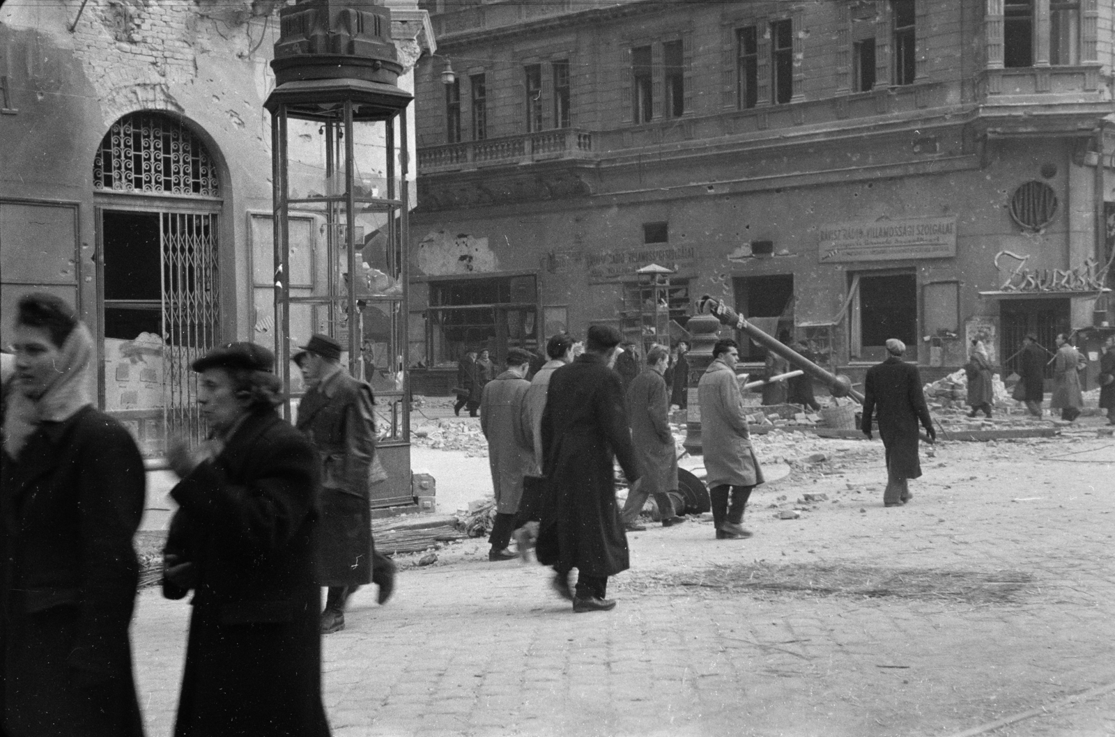 Hungary, Budapest VI.,Budapest VII., Teréz (Lenin) körút, szemben a Király (Majakovszkij) utca., 1956, Papp Dezső, intersection, ad pillar, espresso, Budapest, Fortepan #272731