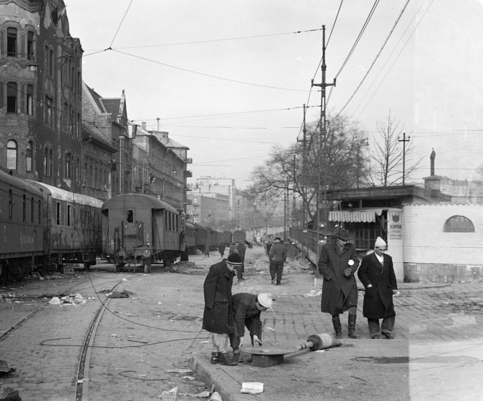 Magyarország, Budapest XII.,Budapest I., Alkotás utca a Krisztina körút felé nézve, balra a Déli pályaudvarról kitolt az 1956-os forradalom alatt barikádnak használt vasúti kocsik., 1956, Papp Dezső, fiúk, kíváncsiság, vagon, Budapest, Fortepan #272738