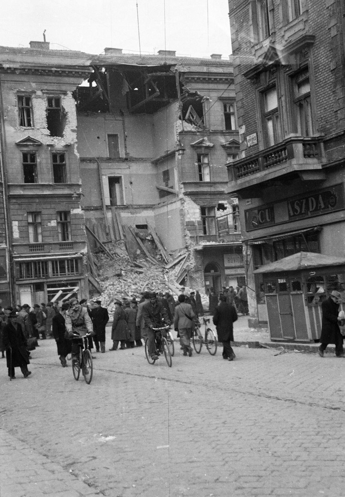 Hungary, Budapest VII.,Budapest VIII., Kenyérmező utca, szemben a a Rákóczi út 82-es számú romos ház., 1956, Papp Dezső, damaged building, street name sign, haberdashery, pastry shop, Budapest, bicycle, Fortepan #272740