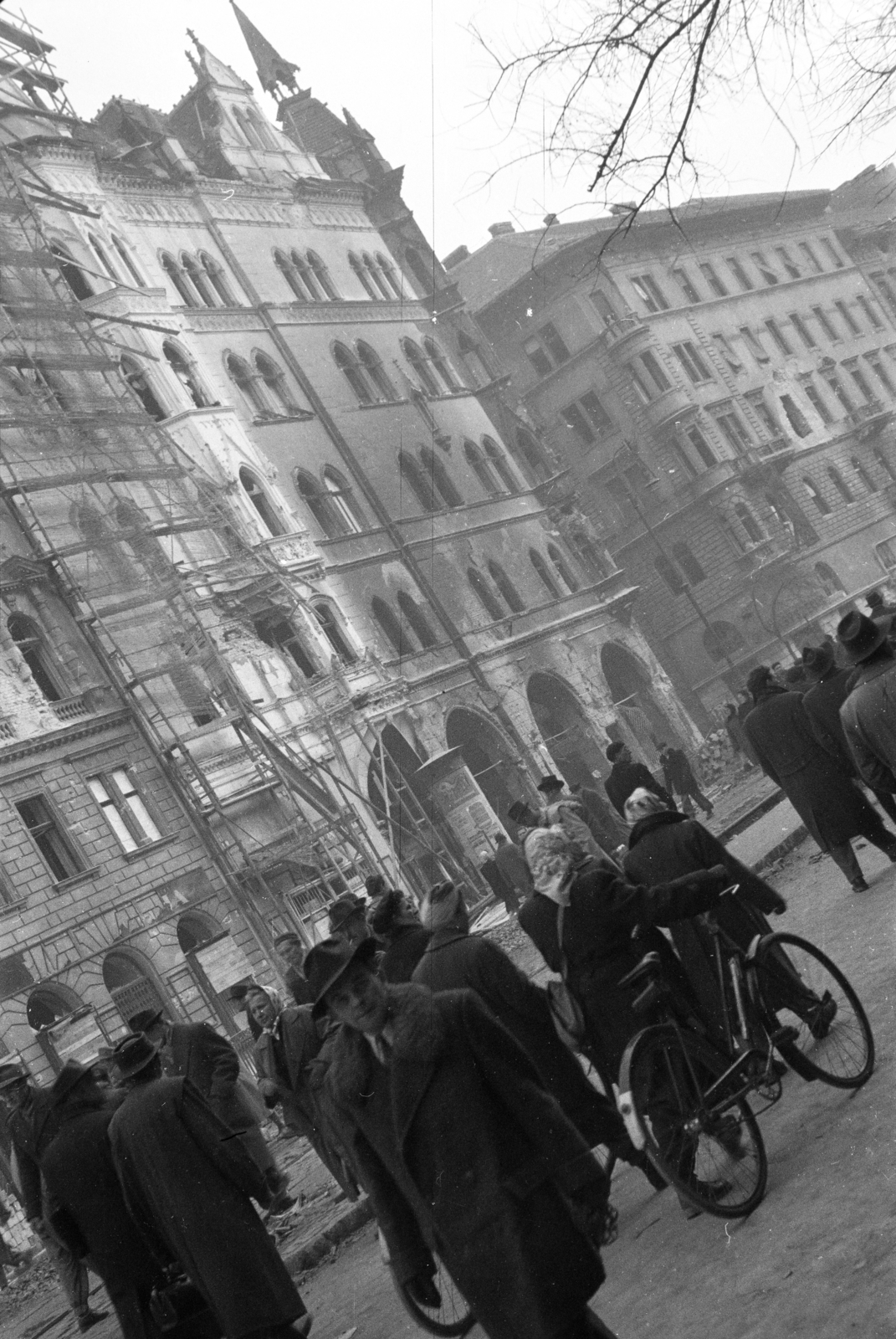 Hungary, Budapest VII., Erzsébet (Lenin) körút, szemben a Wesselényi utca sarkán álló épületek láthatók.., 1956, Papp Dezső, street view, tenement house, Budapest, bicycle, slanted, Fortepan #272743