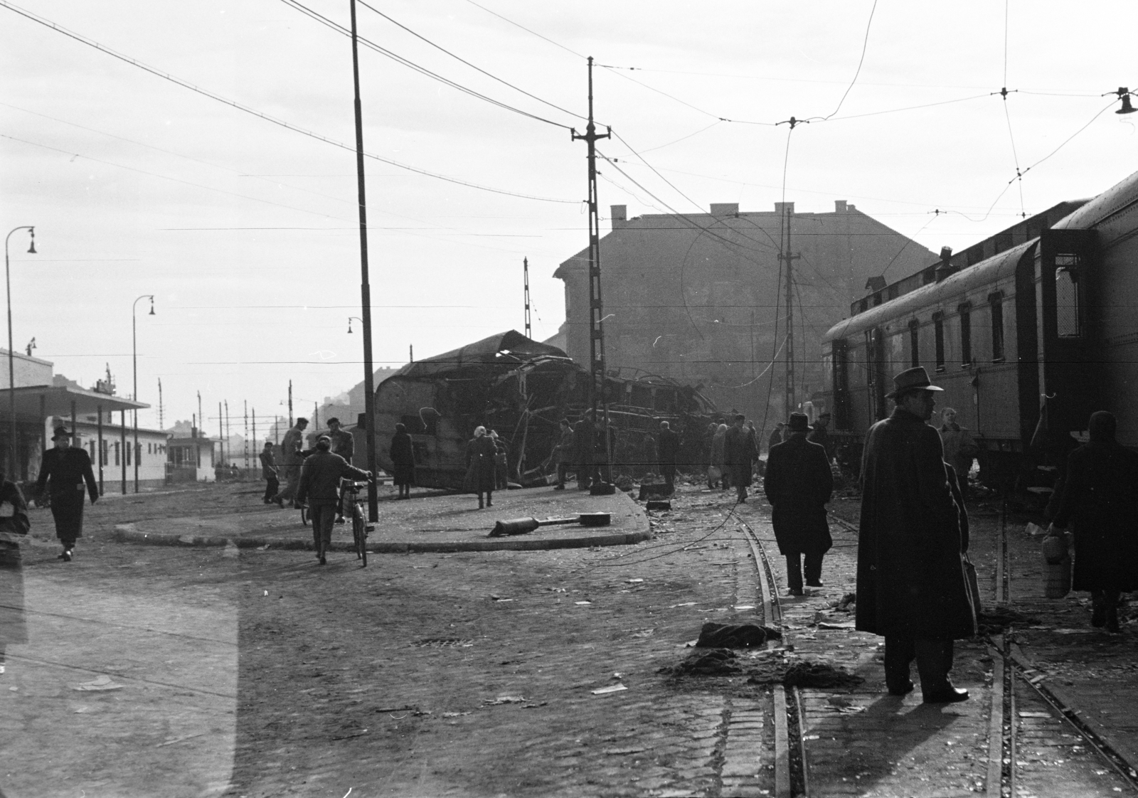 Hungary, Budapest I., Alkotás utca, a Déli pályaudvarról kitolt, az 1956-os forradalom alatt barikádnak használt vasúti kocsik., 1956, Papp Dezső, wreck, coach, Budapest, bicycle, Fortepan #272753