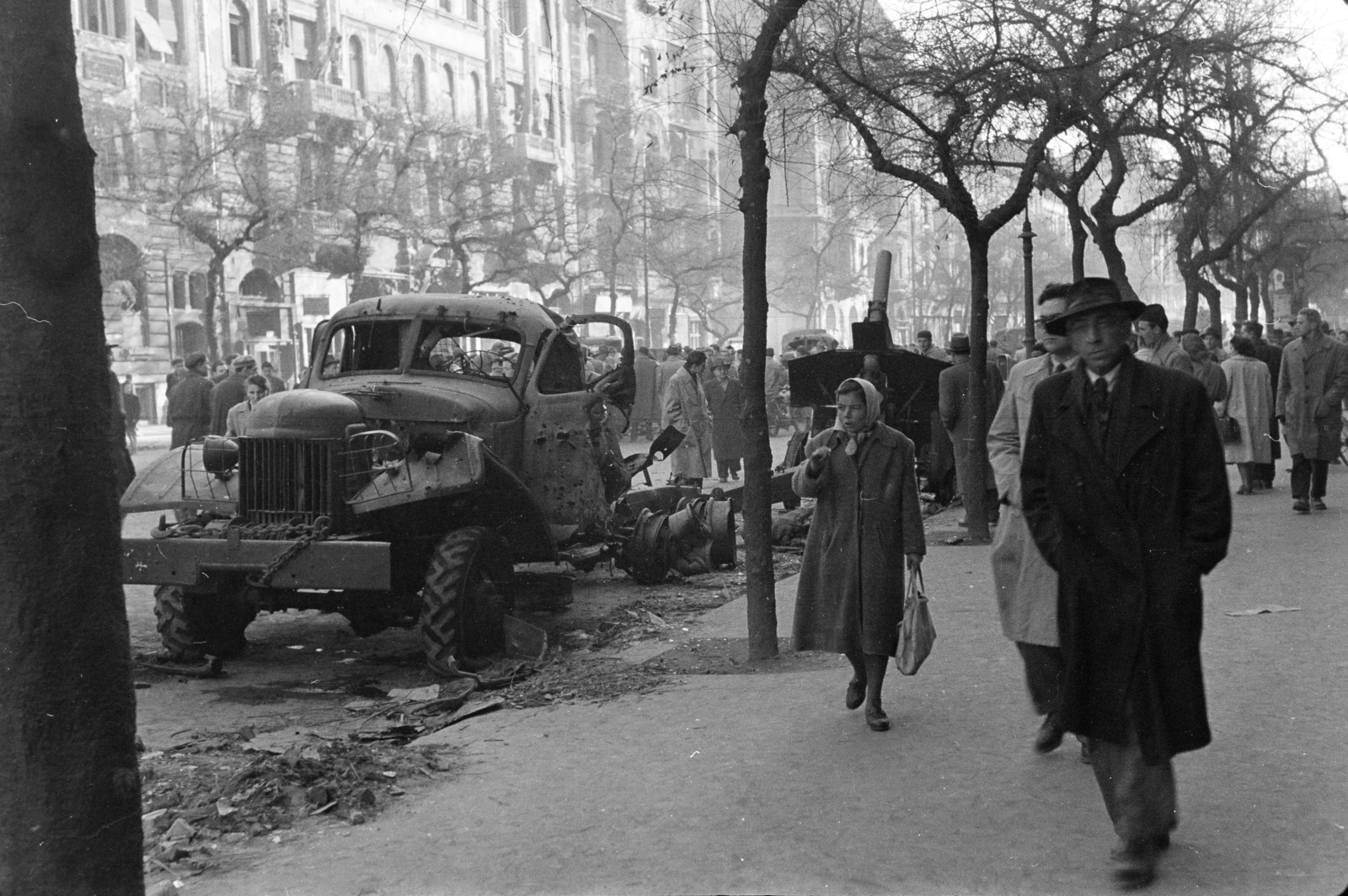 Hungary, Budapest IX., Ferenc körút, a felvétel a 34. számú ház előtt készült, a tarack mögött a Tompa utca - Mester utca közötti házsor látható., 1956, Papp Dezső, pedestrian, street view, wreck, Budapest, Fortepan #272757