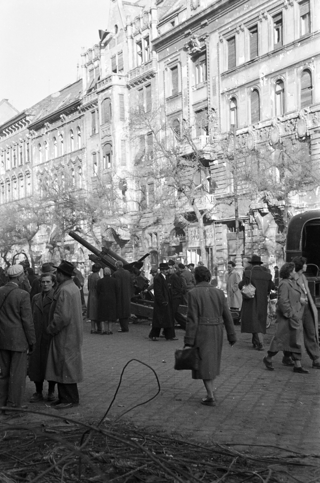 Magyarország, Budapest IX., Ferenc körút a Tompa utca közelében, a szovjet tarack mögött a 29. számú ház., 1956, Papp Dezső, utcakép, zöldséges, löveg, bérház, Budapest, Fortepan #272762