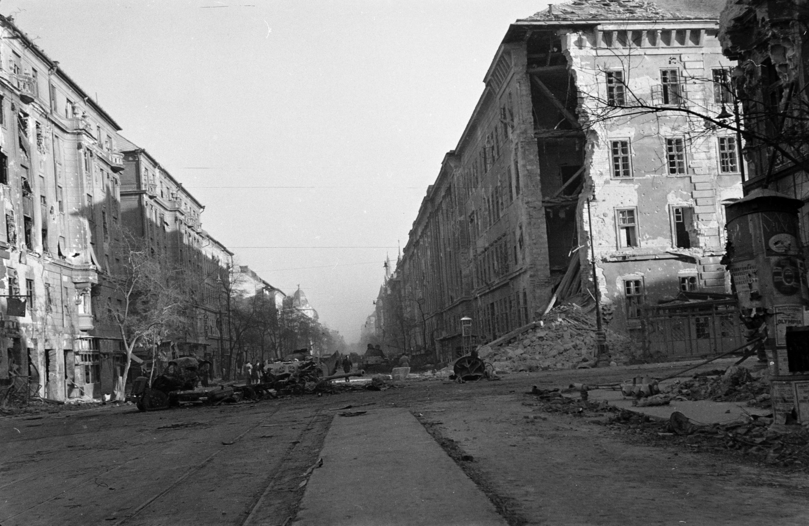 Hungary, Budapest VIII.,Budapest IX., Üllői út a Nagykörút kereszteződésénél, jobbra a Ferenc körút sarkán a romos Kilián laktanya., 1956, Papp Dezső, damaged building, intersection, Budapest, Fortepan #272764
