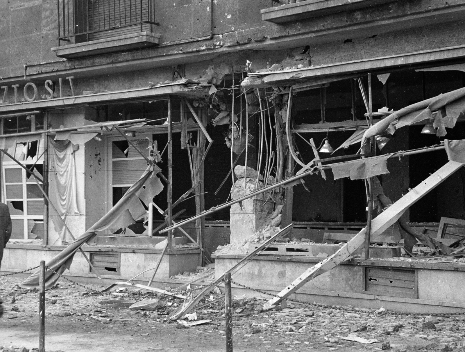 Magyarország, Budapest XII., Magyar Jakobinusok tere, a felvétel a 2-3. számú ház előtt készült., 1956, Papp Dezső, épületkár, kirakat, Budapest, Fortepan #272769