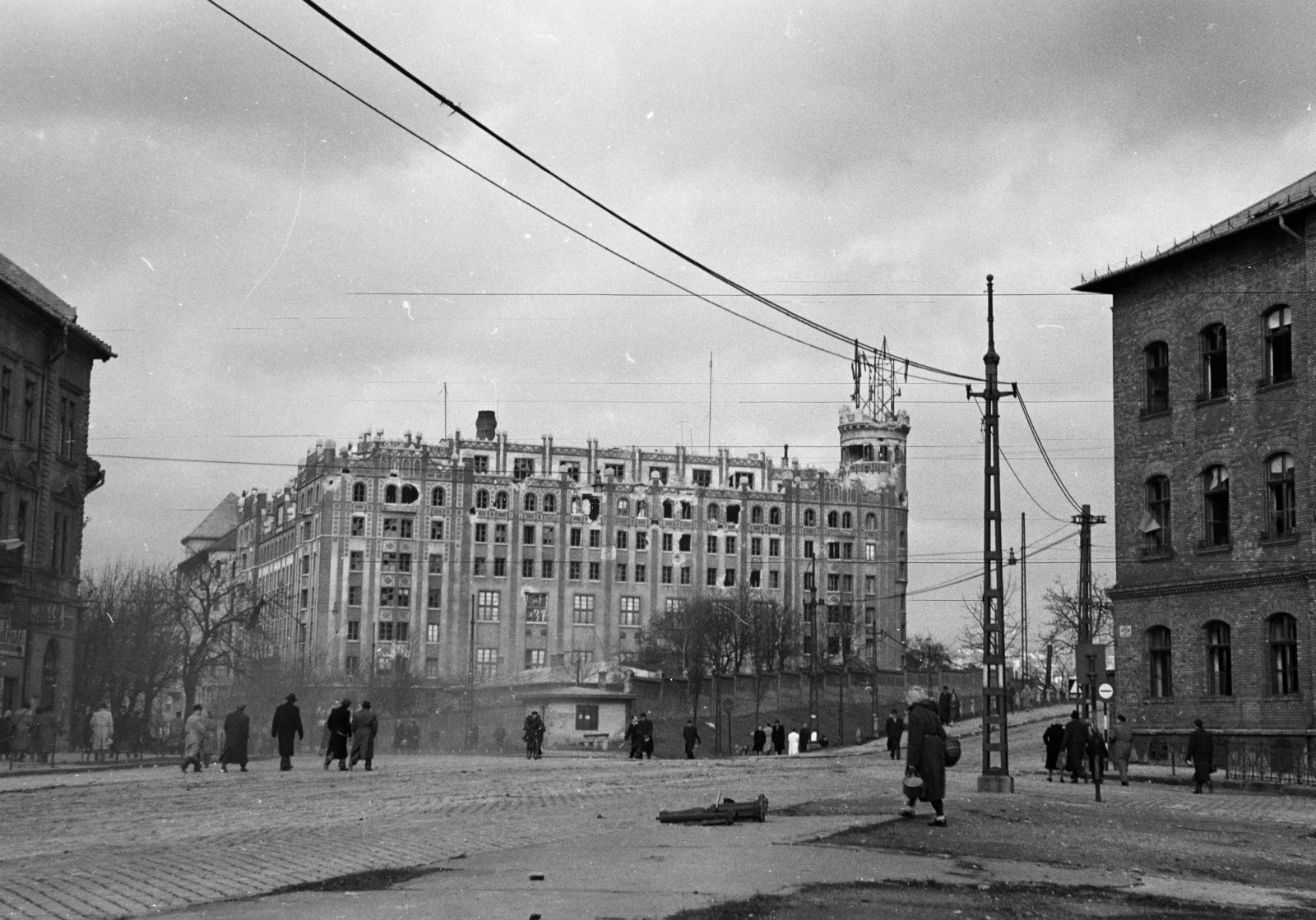 Magyarország, Budapest I.,Budapest XII., Krisztina körút, szemben a Postapalota, jobbra a Vérmező út - Attila út sarkán az általános iskola épülete (később Kosztolányi Dezső Gimnázium)., 1956, Papp Dezső, középület, útkereszteződés, posta, Budapest, Fortepan #272770