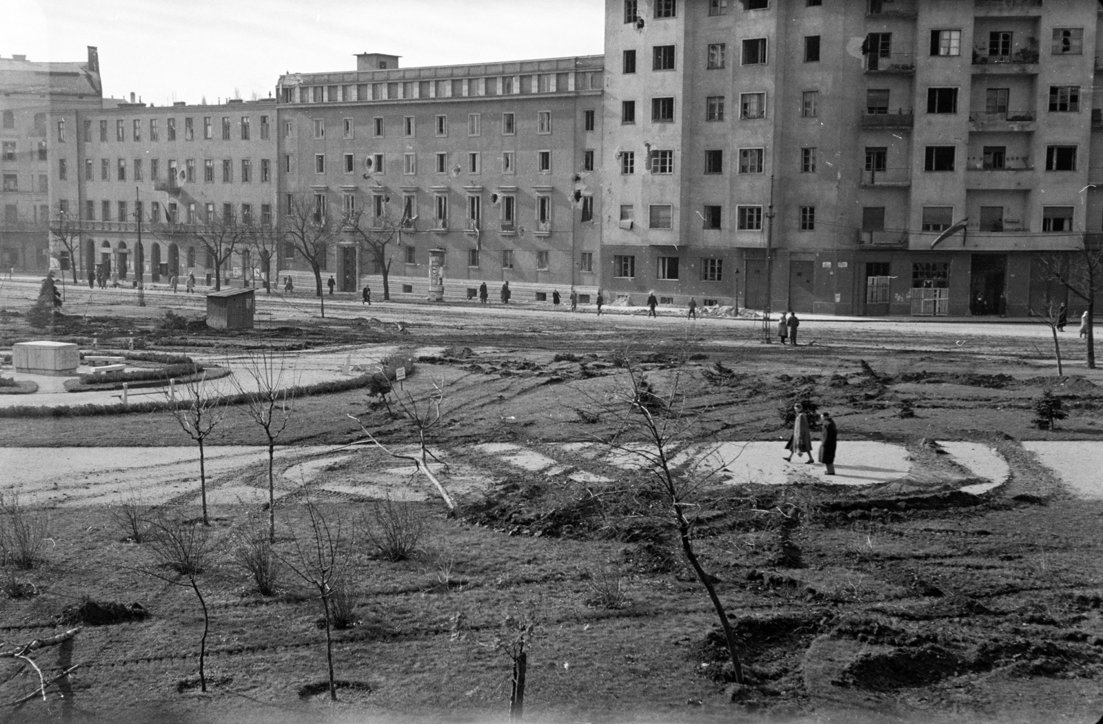 Hungary, Budapest I.,Budapest XII., Vérmező, bal szélen a magyar jakobinus mozgalom emlékére emelt kőkoporsó látható, szemben a Krisztina körút Maros utca - Hajnóczy József utca közötti házsora., 1956, Papp Dezső, building, square, sapling, booth, Budapest, Fortepan #272772