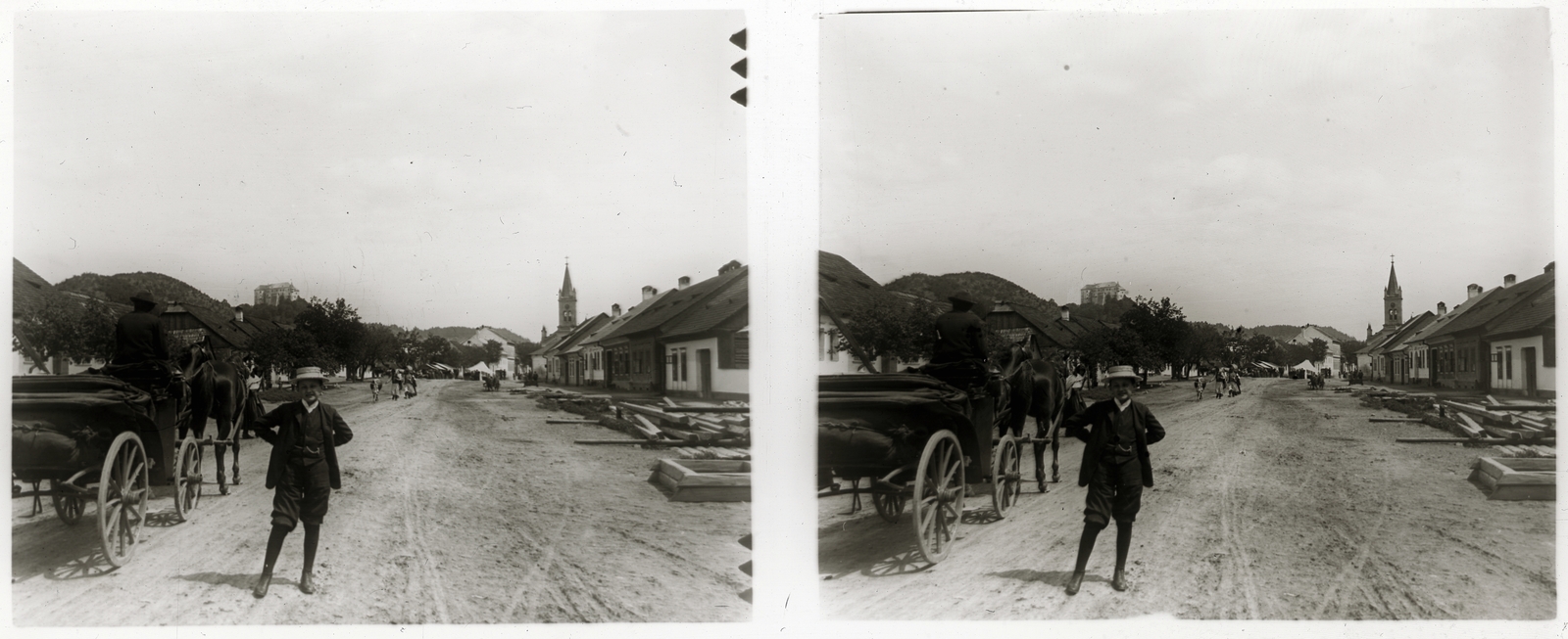 Slovakia, Slovenská Ľupča, balra fent a vár, jobbra az evangélikus templom., 1902, Schoch Frigyes, portrait, castle, horse, carriage, street view, coach, man, stereophoto, hands behind the back, Fortepan #27278