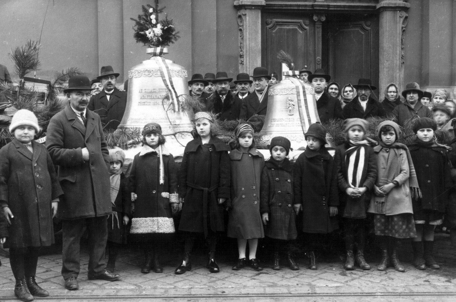 Hungary, Budapest II., Bécsi út, a felvétel az Újlaki templom előtt készült. Az Újlaki Római Katolikus Egyházközség híveinek adakozásából készült harangok felszentelése 1924. december 21-én., 1924, Szelényi Pál, Budapest, festive, Fortepan #272796