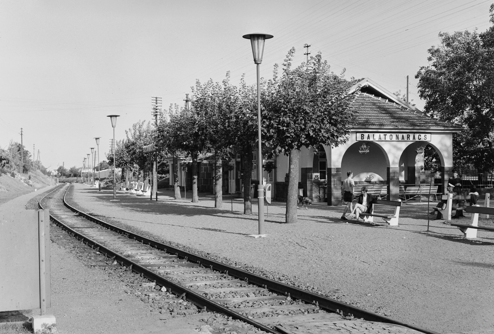 Magyarország, Balatonfüred, Arács, vasútállomás., 1960, UVATERV, utcabútor, vasút, lámpaoszlop, vasútállomás, helységnév tábla, Fortepan #2728