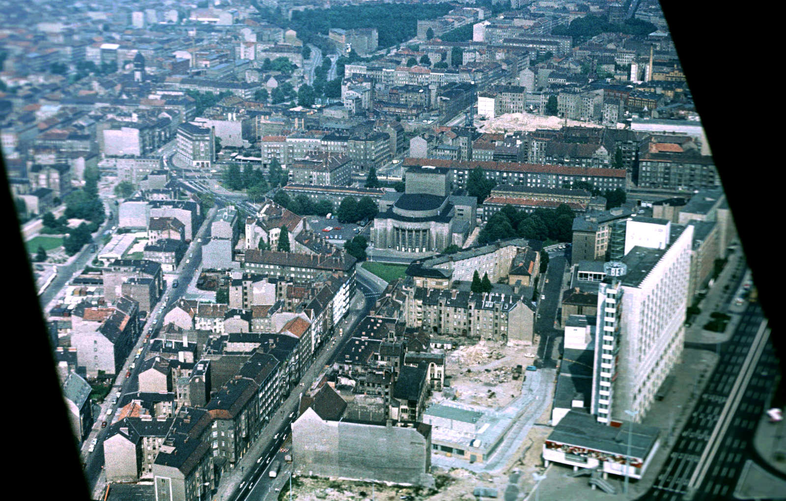 Németország, Berlin, Kelet-Berlin, kilátás a TV toronyból, középen a Rosa Luxemburg Platz és a Volksbühne., 1975, Szűcs Ágnes, Fortepan #272801