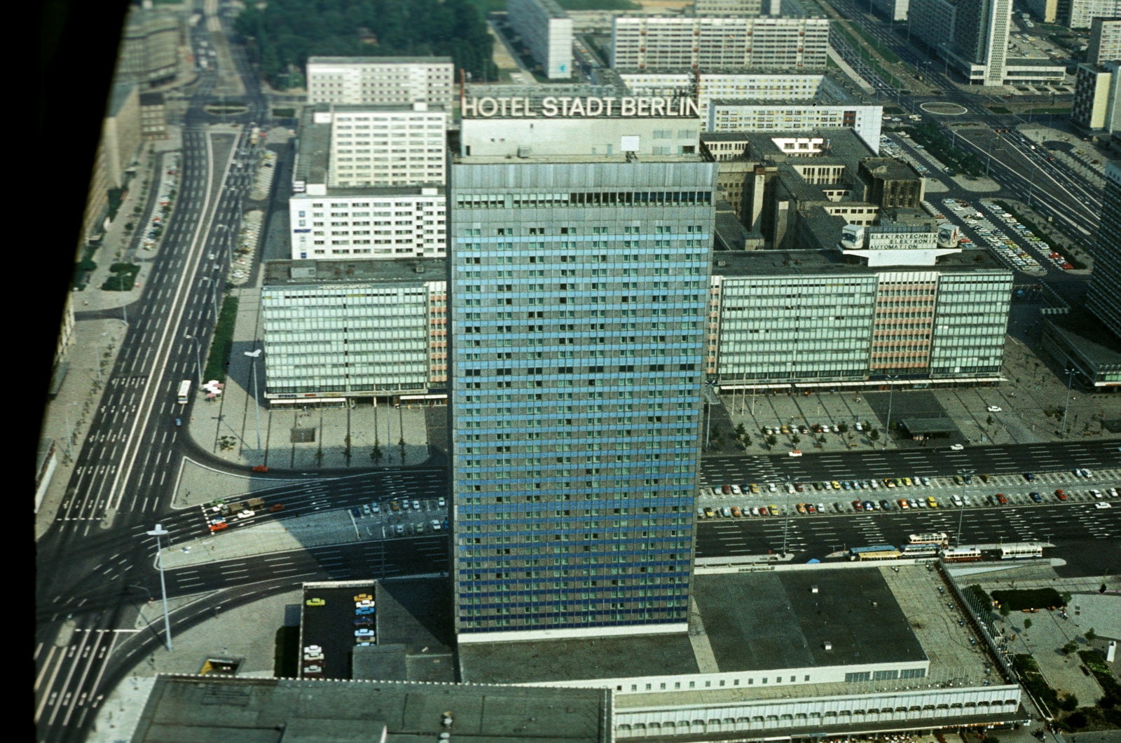Németország, Berlin, Kelet-Berlin, kilátás a TV toronyból a Hotel Stadt Berlin felé, mögötte a Karl Marx Allee, balra a Karl-Liebknecht-Strasse., 1975, Szűcs Ágnes, színes, modern építészet, madártávlat, magasház, Fortepan #272803
