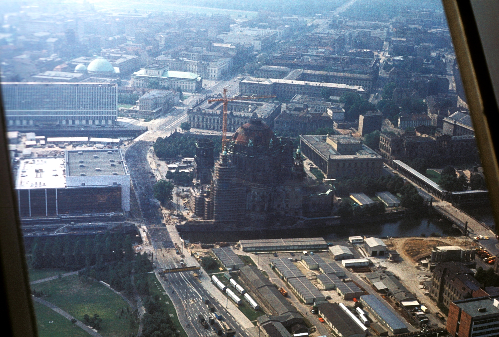 Germany, Berlin, Kelet-Berlin, kilátás a TV toronyból a Spree folyó, a Múzeum-sziget felé. Középpontban a Berlini dóm, fent az Unter den Linden., 1975, Szűcs Ágnes, Fortepan #272804