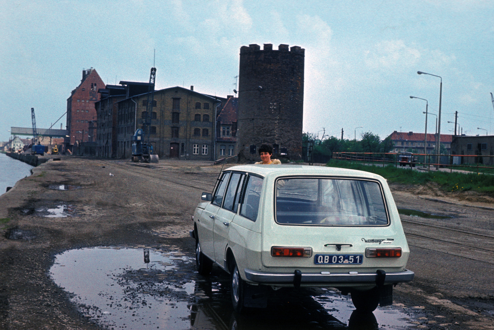 Germany, Greifswald, a Ryck folyó partja, háttérben a Fangenturm, a torony a várost egykor körülvevő középkori erődítmény része volt., 1971, Szűcs Ágnes, Wartburg-brand, tower, girls'n'cars, number plate, Fortepan #272806