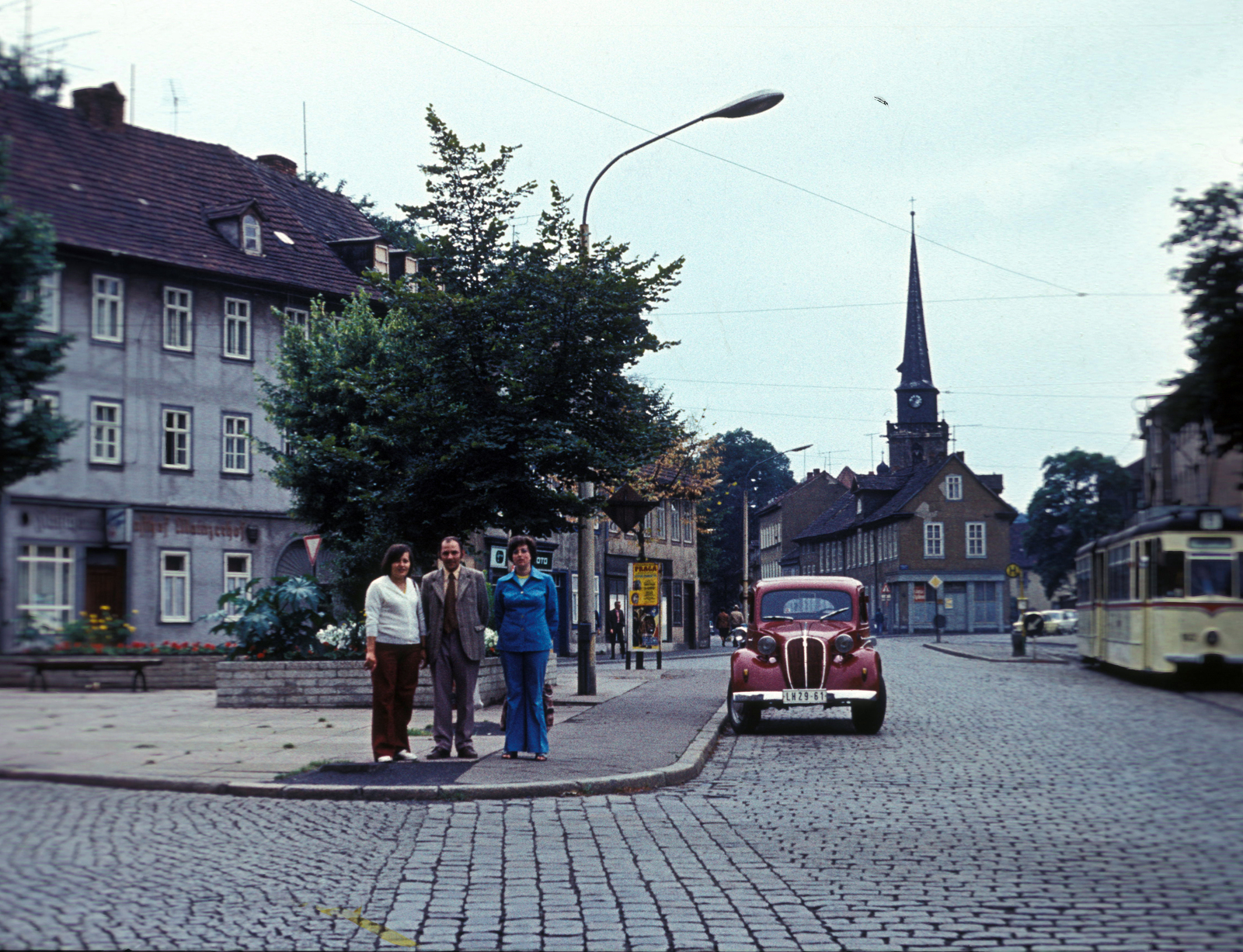 Germany, Erfurt, Mainzerhofplatz, háttérben a Szent Márton-templom., 1971, Szűcs Ágnes, three people, colorful, tram, automobile, Fortepan #272810