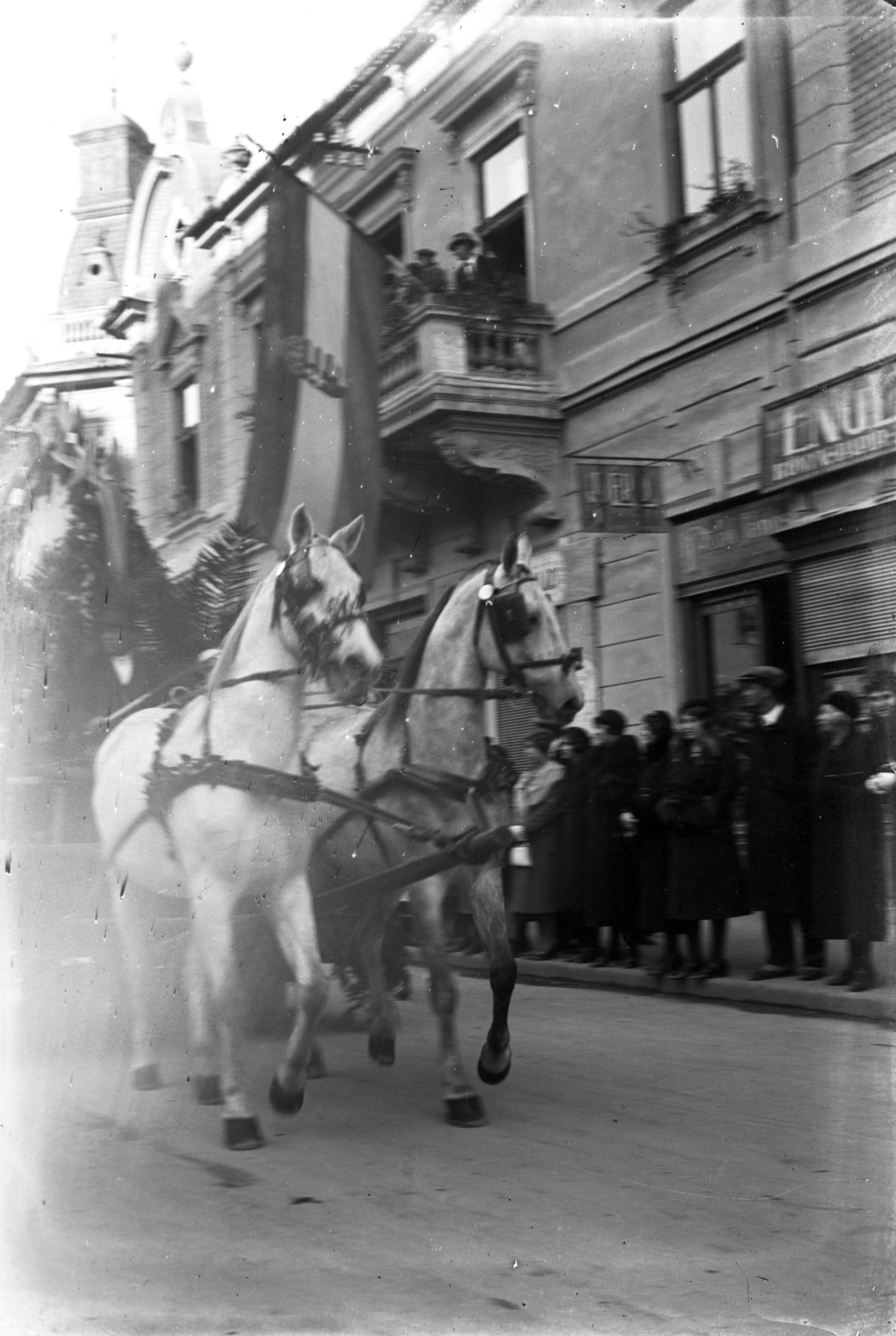 Magyarország, Eger, Széchenyi utca, a felvétel a 18. számú ház előtt, a Maczki Valér utca közelében készült., 1928, Szurcsik Ágnes, zászló, Kossuth címer, fogat, erkély, Fortepan #272817