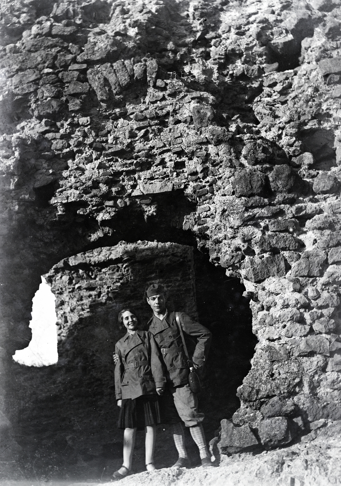 Magyarország,Dunakanyar, Visegrád, Fellegvár. Jobbra Huber István festőművész, gimnáziumi rajztanár., 1927, Fortepan/Album085, turista, várrom, Fortepan #272835
