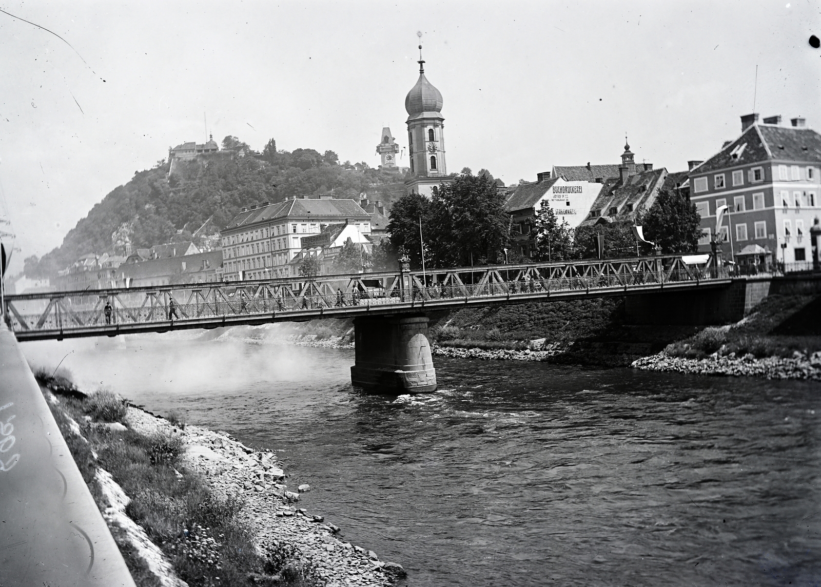 Ausztria, Graz, a Mura folyó feletti Tegetthoffbrücke (eredetileg Albrechtsbrücke), mögötte a ferences templom, távolabb a Schlossbergen a vár és az óratorony látható., 1932, Fortepan/Album085, Fortepan #272843