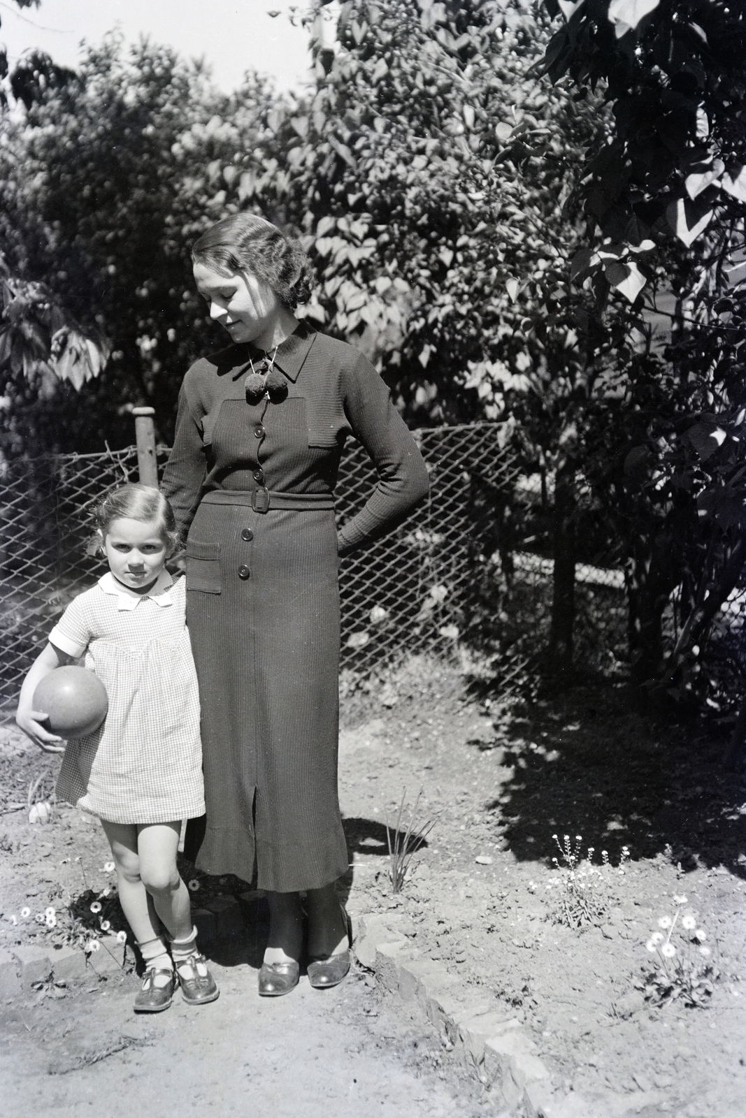 Magyarország, Huber István festőművész, gimnáziumi rajztanár felesége lányukkal., 1935, Fortepan/Album085, anya, kislány, kert, labda, Fortepan #272847