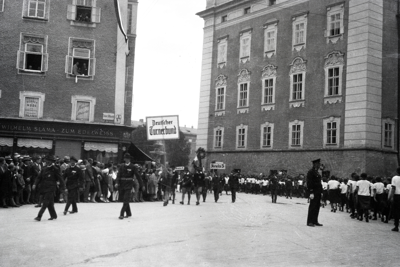 Ausztria, Salzburg, Alter Markt a Residenzplatz felé, szemben a Residenzbrunnen és mögötte az Újépület, jobbra a Residenz (Régi Érseki palota)., 1935, Fortepan/Album085, német szöveg, felvonulás, Fortepan #272848