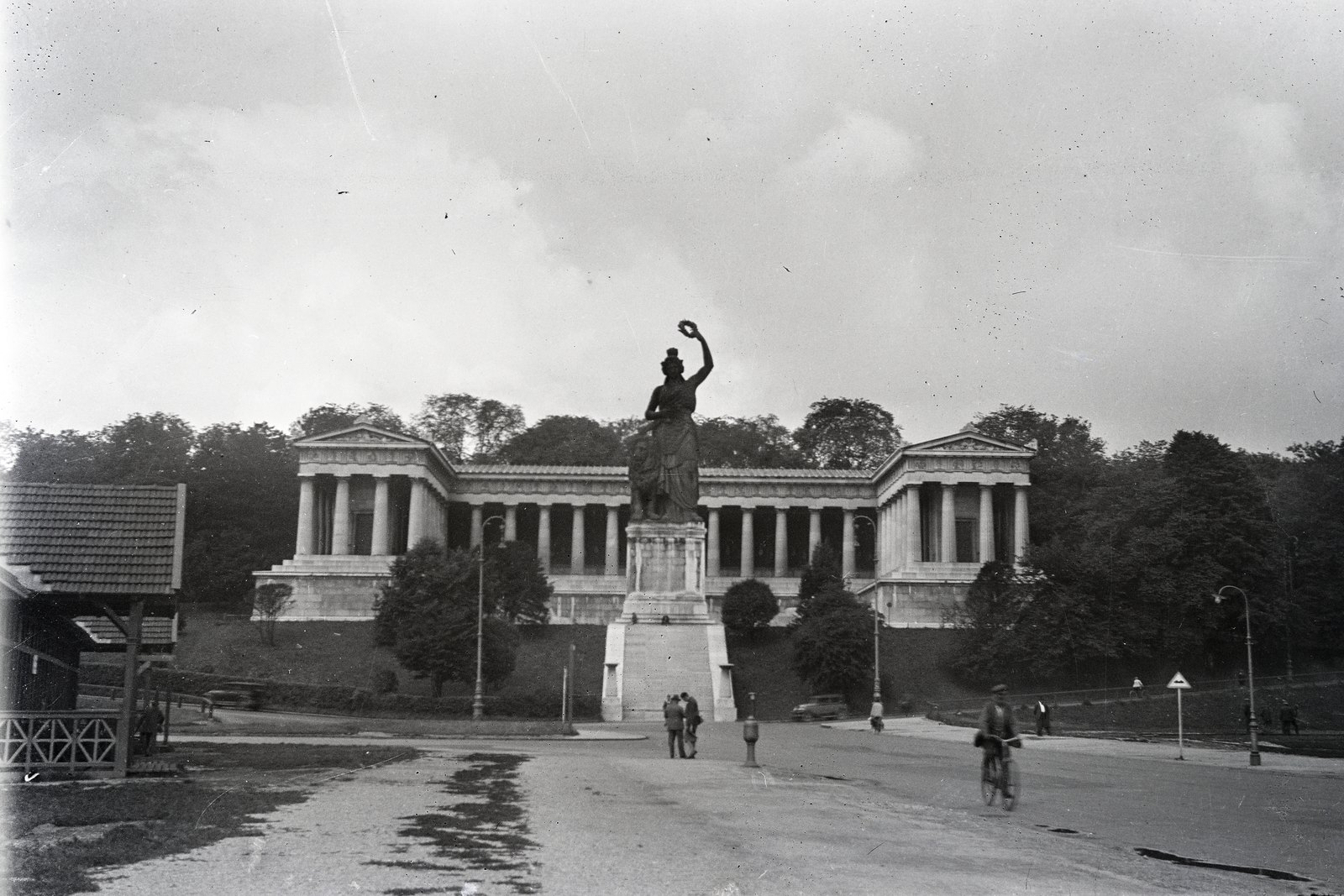 Germany, Munich, Theresienhöhe, a Bavariapark-kal szemben a Ruhmeshalle (hírességek csarnoka) és Ludwig Michael von Schwanthaler szobrászművész Bajorországot megszemélyesítő Bavaria szobra., 1931, Fortepan/Album085, sculpture, female figure, colonnade, stone lion, Fortepan #272858