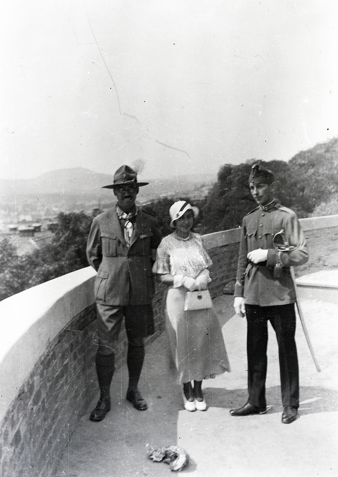 Hungary, Budapest I., Tóth Árpád (Gróf Bethlen István) sétány, a felvétel Savanyúleves rondellán készült., 1926, Fortepan/Album085, Budapest, three people, cadet, scouting, Fortepan #272863