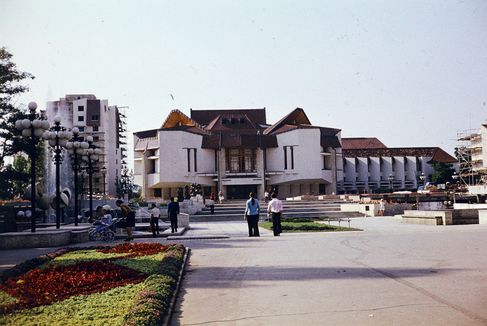 Románia,Erdély, Marosvásárhely, Színház tér (Piata Teatrului), Marosvásárhelyi Nemzeti Színház., 1977, Fortepan/Album085, Fortepan #272883