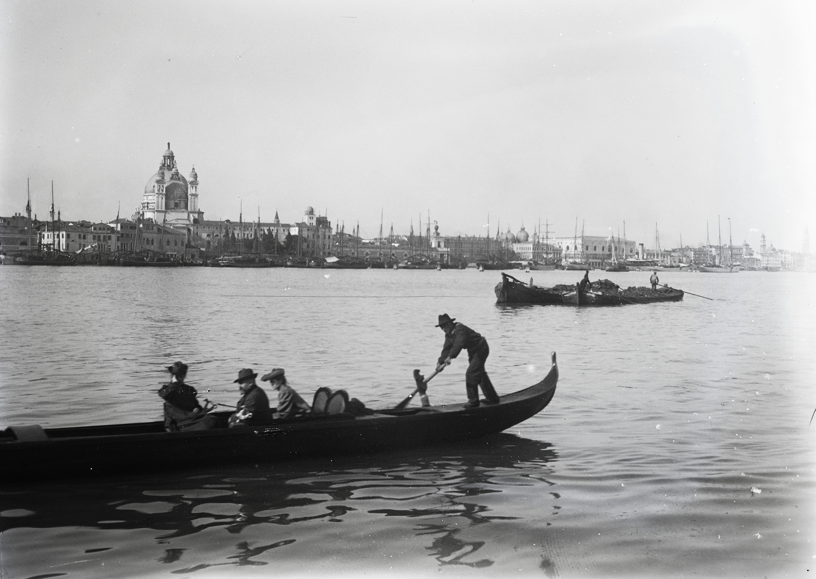 Italy, Venice, Canale della Giudecca, balra a Santa Maria della Salute fogadalmi templom kupolája. Jobbra a világos épület a Dózse-palota. ., 1908, Flanek-Falvay-Kováts, rowing boat, paddling, Fortepan #272916